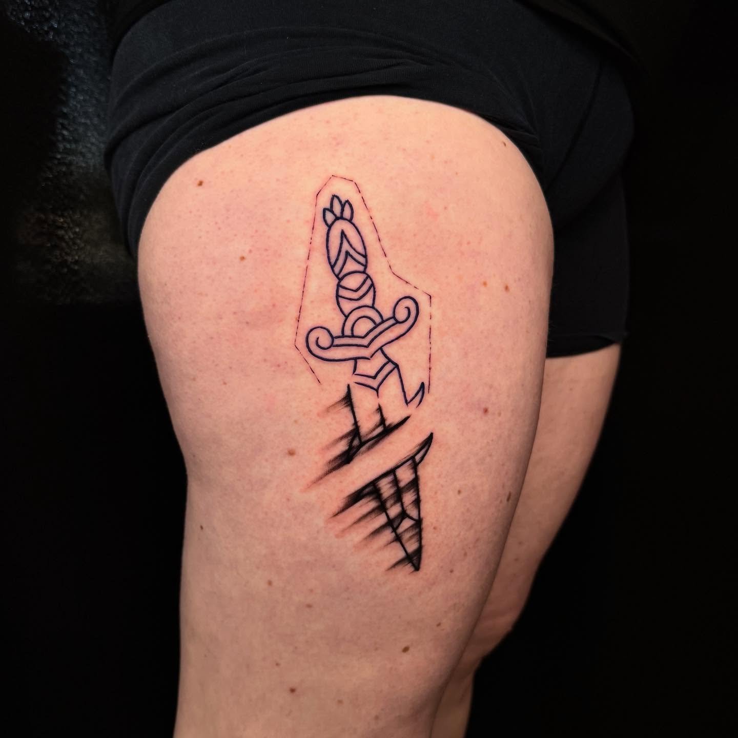 Another totally finished tattoo 🗡️
These are so fun to tattoo! I would love to do more.
Ill happily do this style for any custome ideas you have too :)
💥Shoot me a message to book 💥