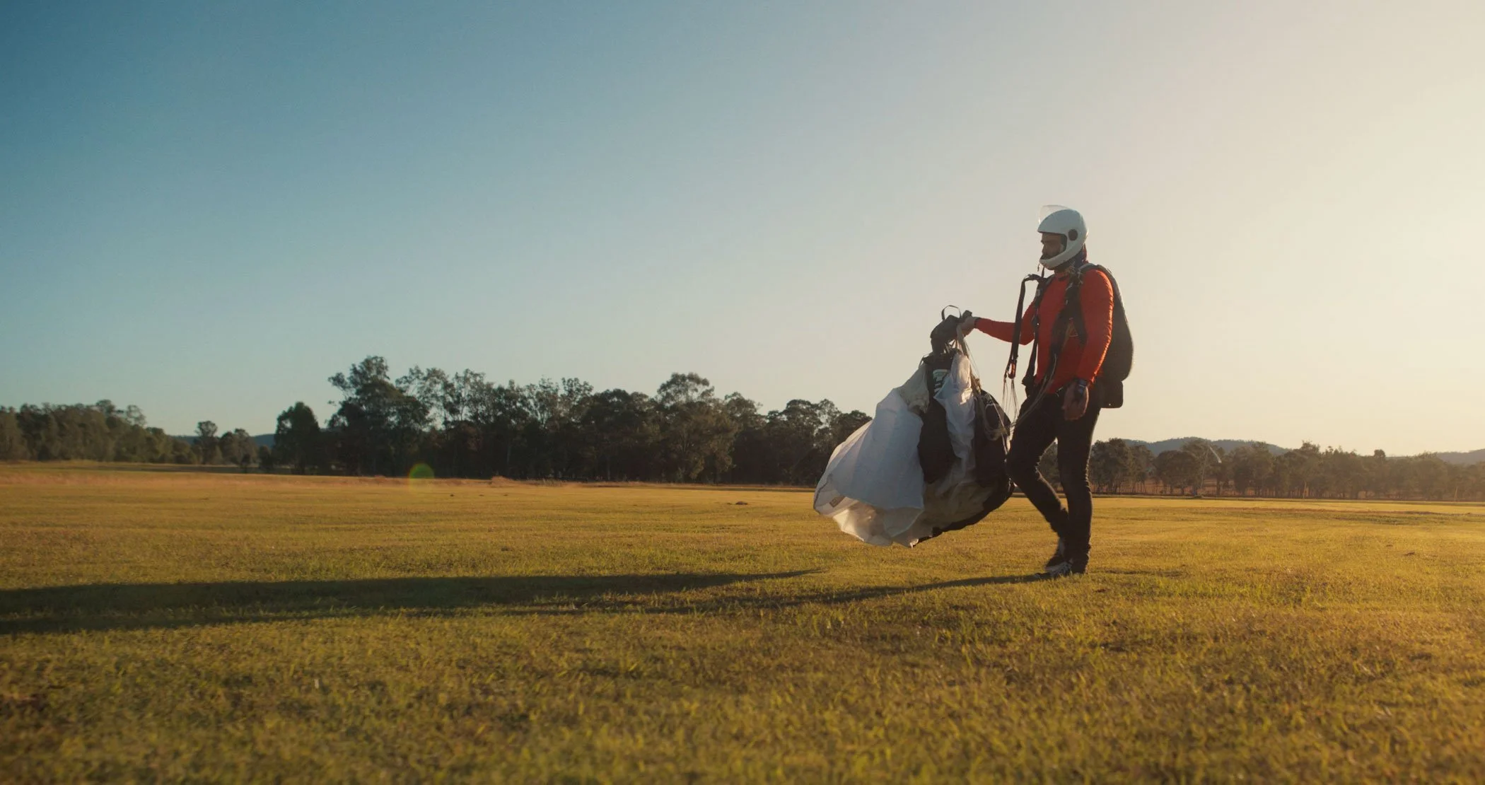 494386_Walking-Man-Helmet-Field_By_Brad_Day_Artlist_8K.jpg