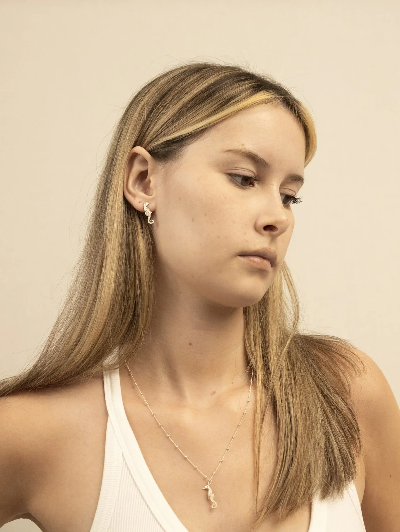 DEV26NEMI23 Ran ~ seahorse necklace SLV 2.jpg