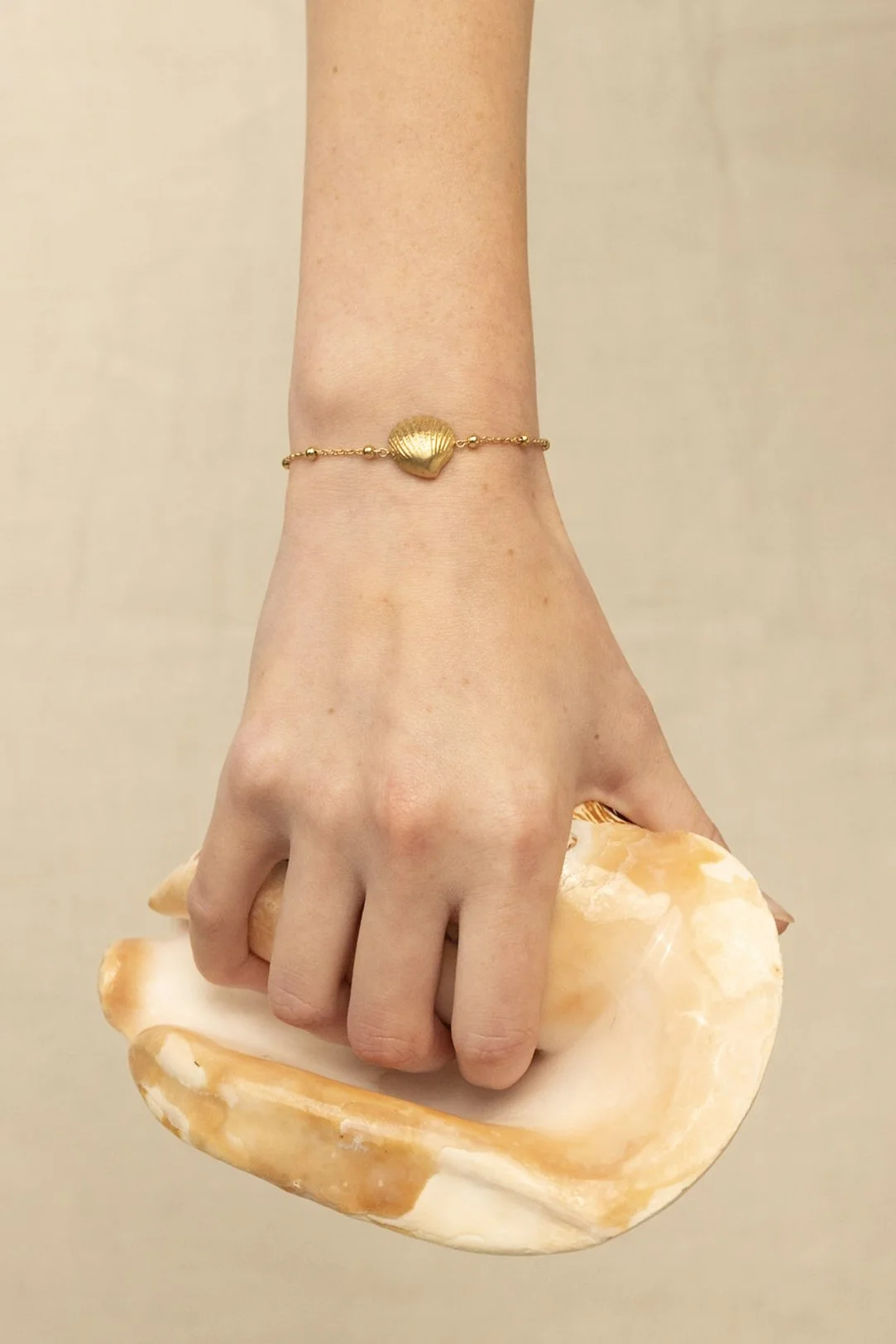 DEV26NEMI20 Zoe ~ shell bracelet  GLD 1.jpg