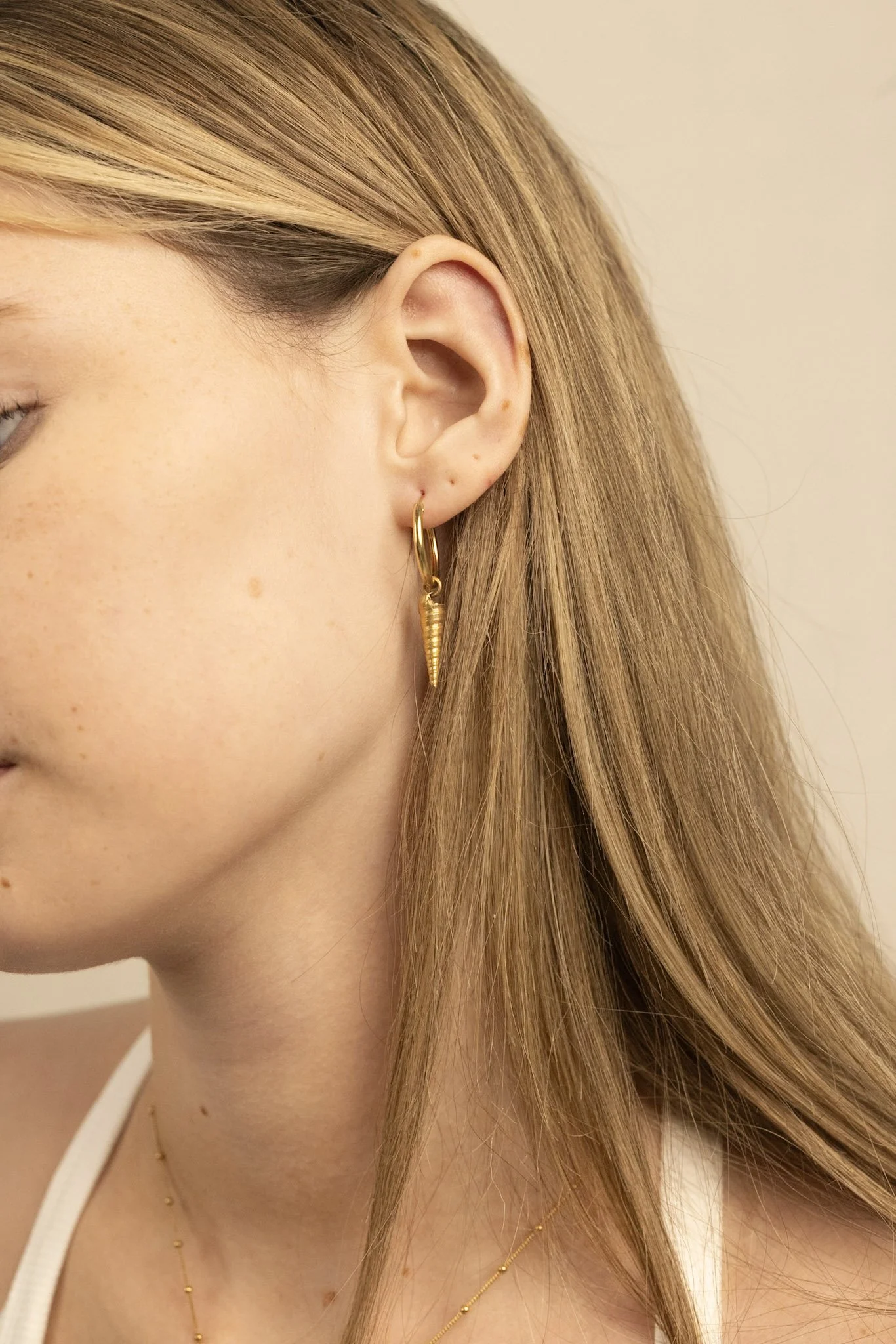 DEV26NEMI13 Malek ~ shell hoops GLD 1.jpg