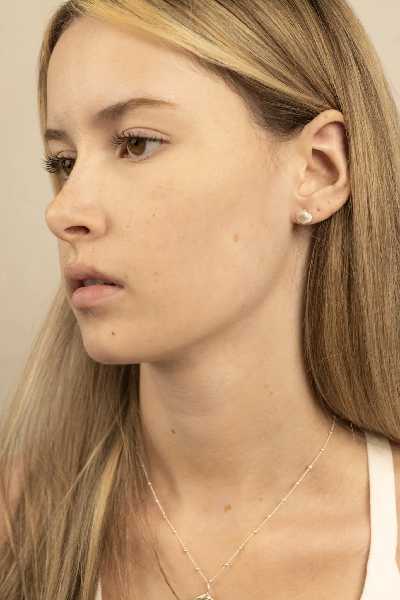 DEV26NEMI09 Mia ~ shell studs SLV 2.jpg