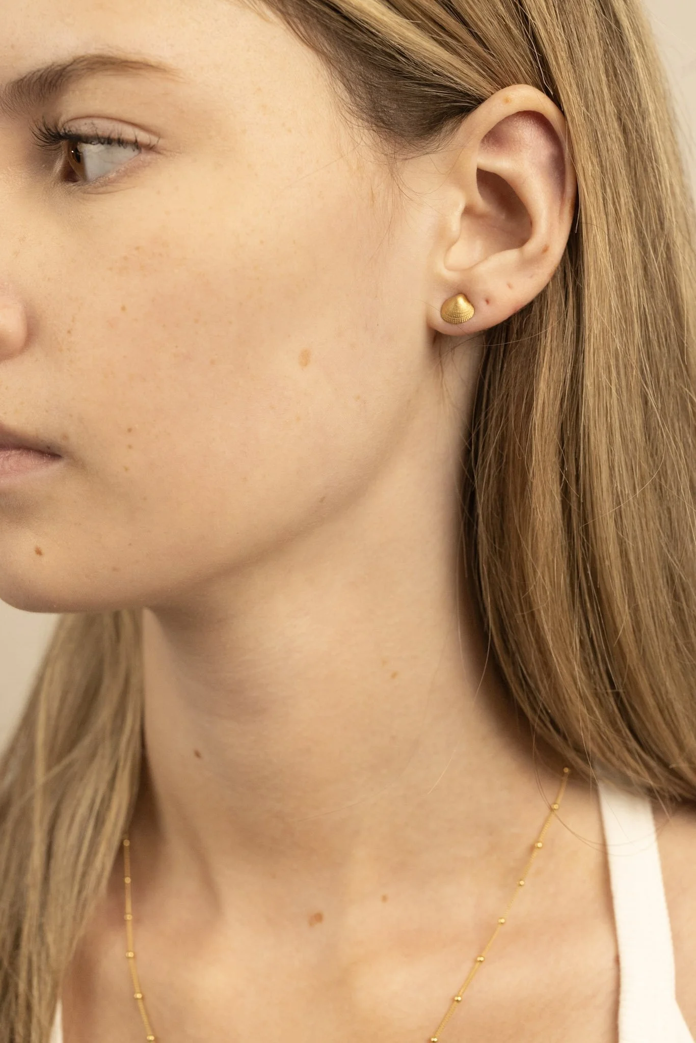 DEV26NEMI09 Mia ~ shell studs GLD 1.jpg