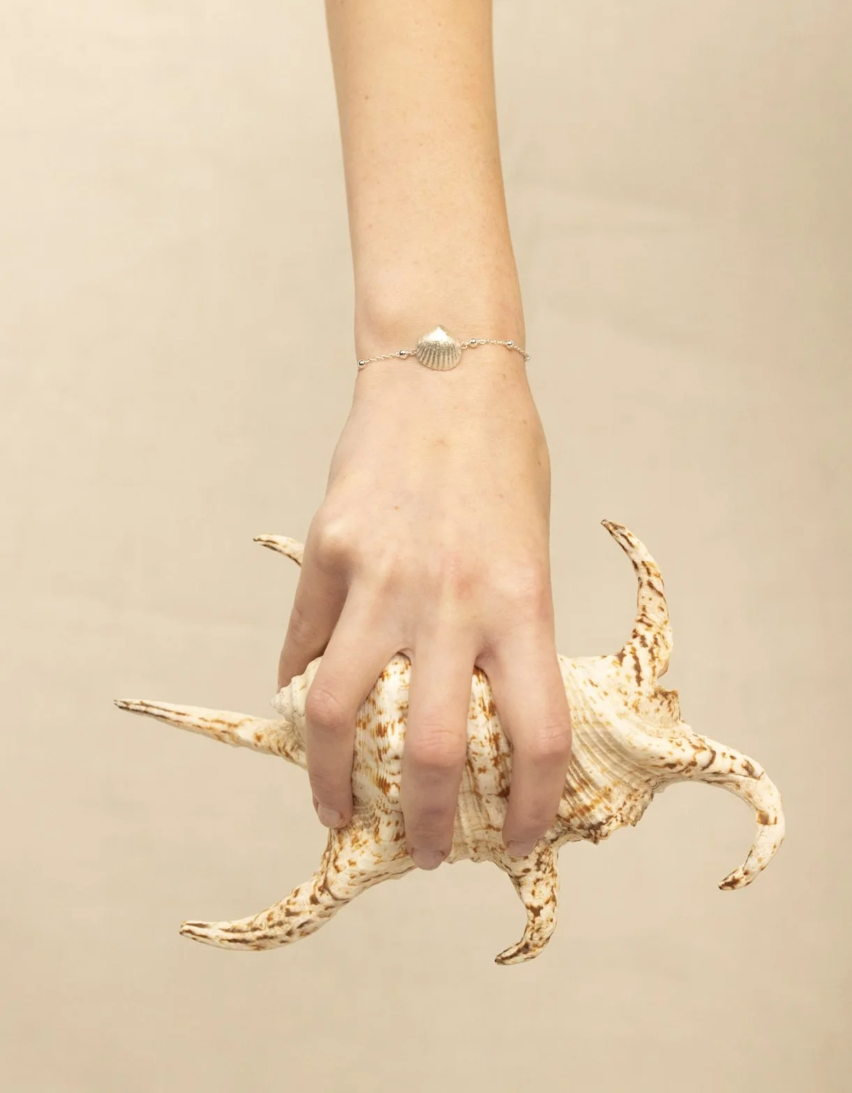 DEV26NEMI20 Zoe ~ shell bracelet SLV 1.jpg