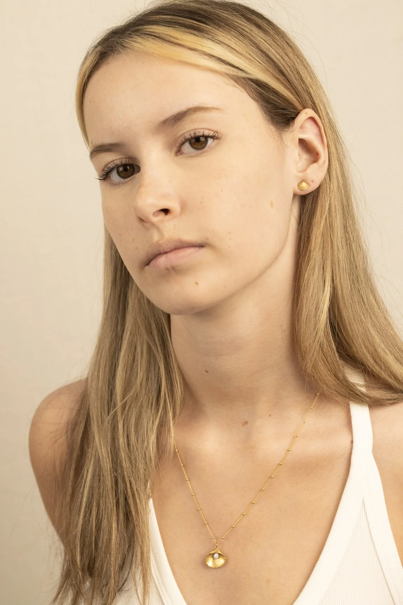 DEV26NEMI25 Astro ~ shell pearl necklace GLD 4.jpg