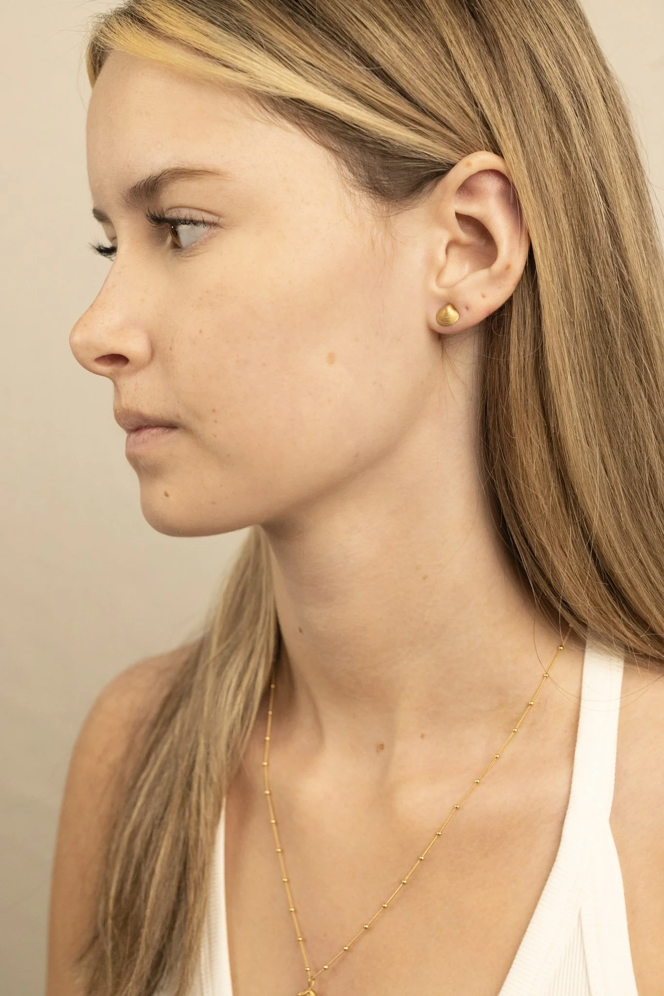 DEV26NEMI09 Mia ~ shell studs GLD 2.jpg