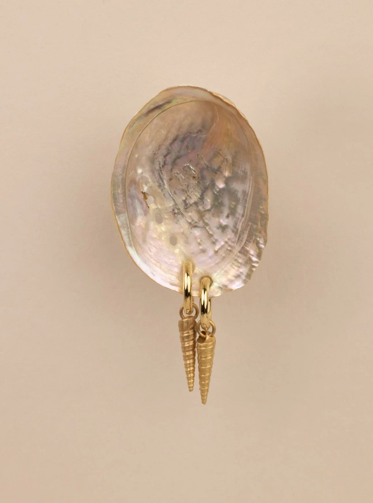 DEV26NEMI14 Sora ~ shell huggies GLD.jpg