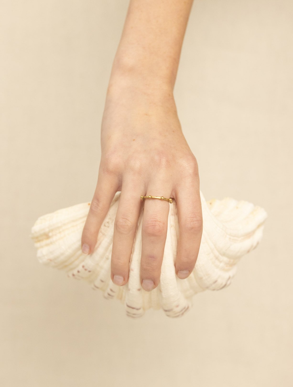 DEV26NEMI32 Gracie ~ band ring GLD 1.jpg