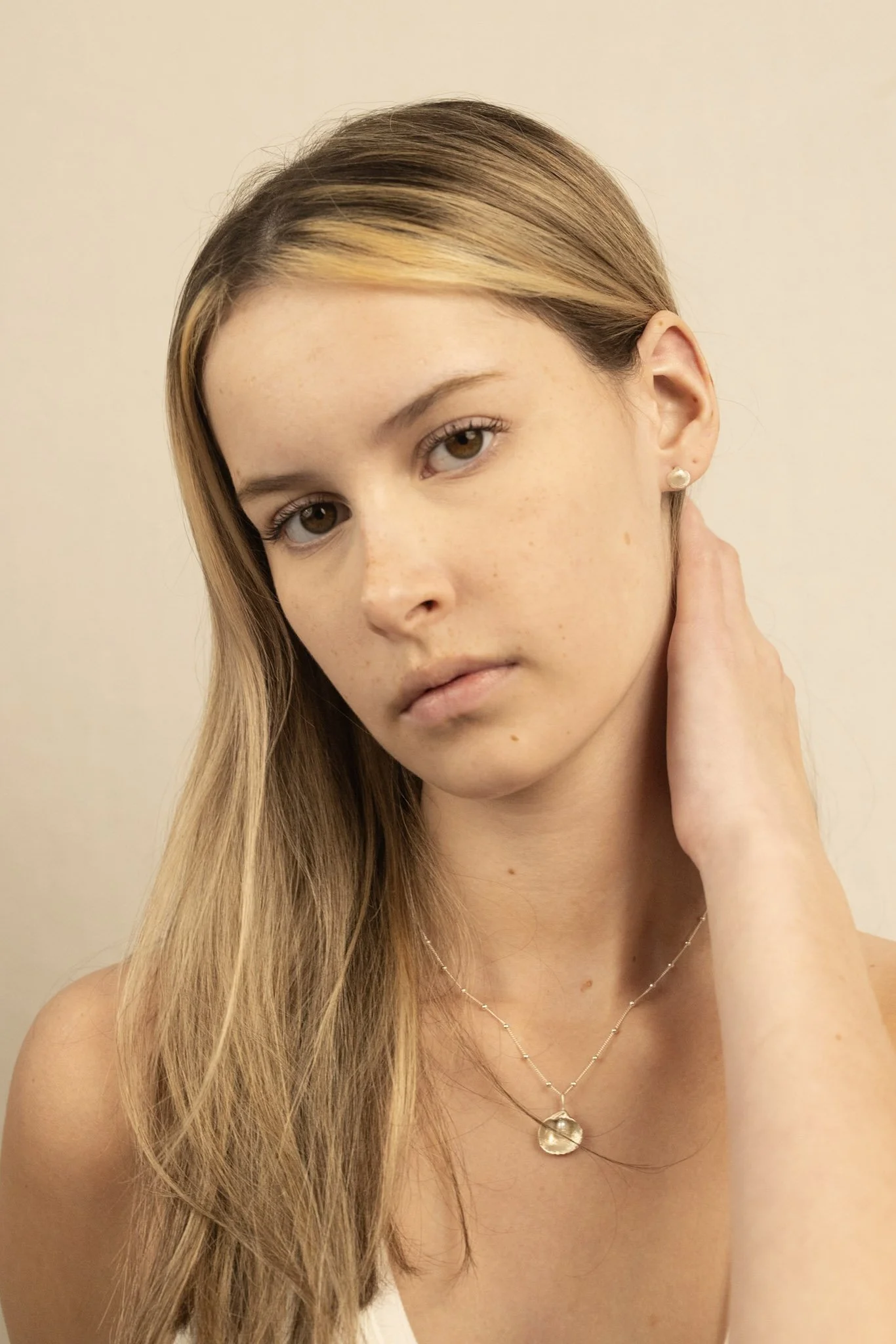 DEV26NEMI09 Mia ~ shell studs SLV 4.jpg