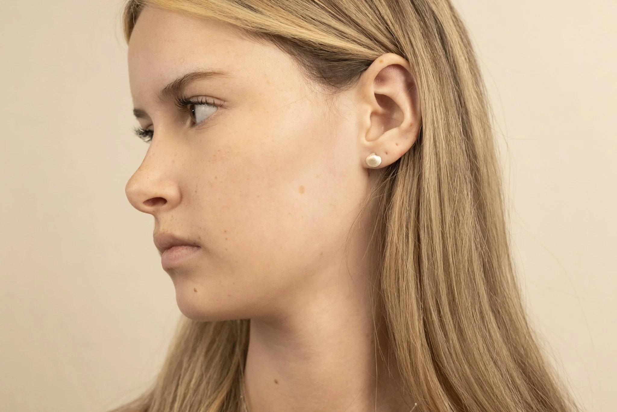 DEV26NEMI09 Mia ~ shell studs SLV 7.jpg