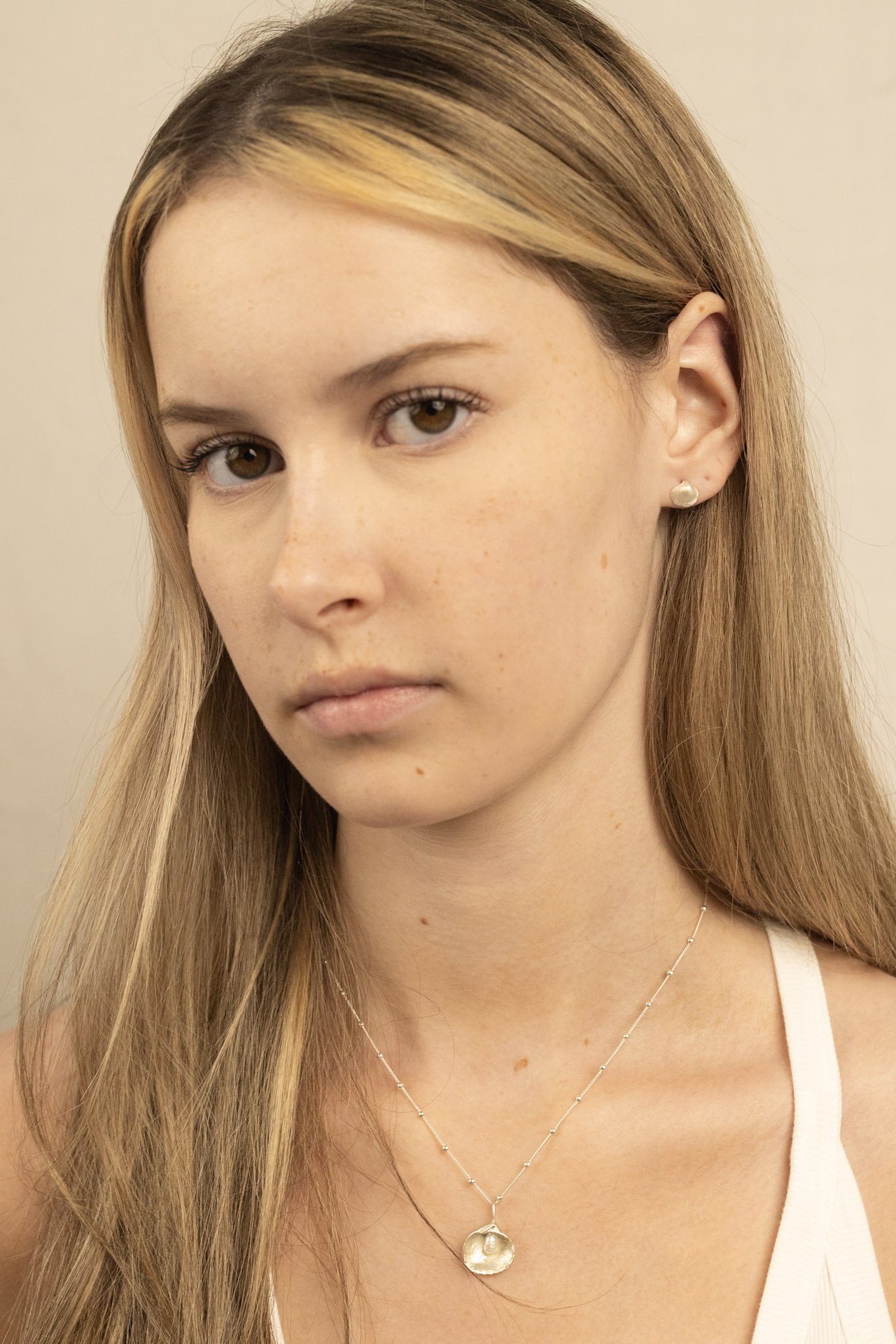 DEV26NEMI09 Mia ~ shell studs SLV 3.jpg