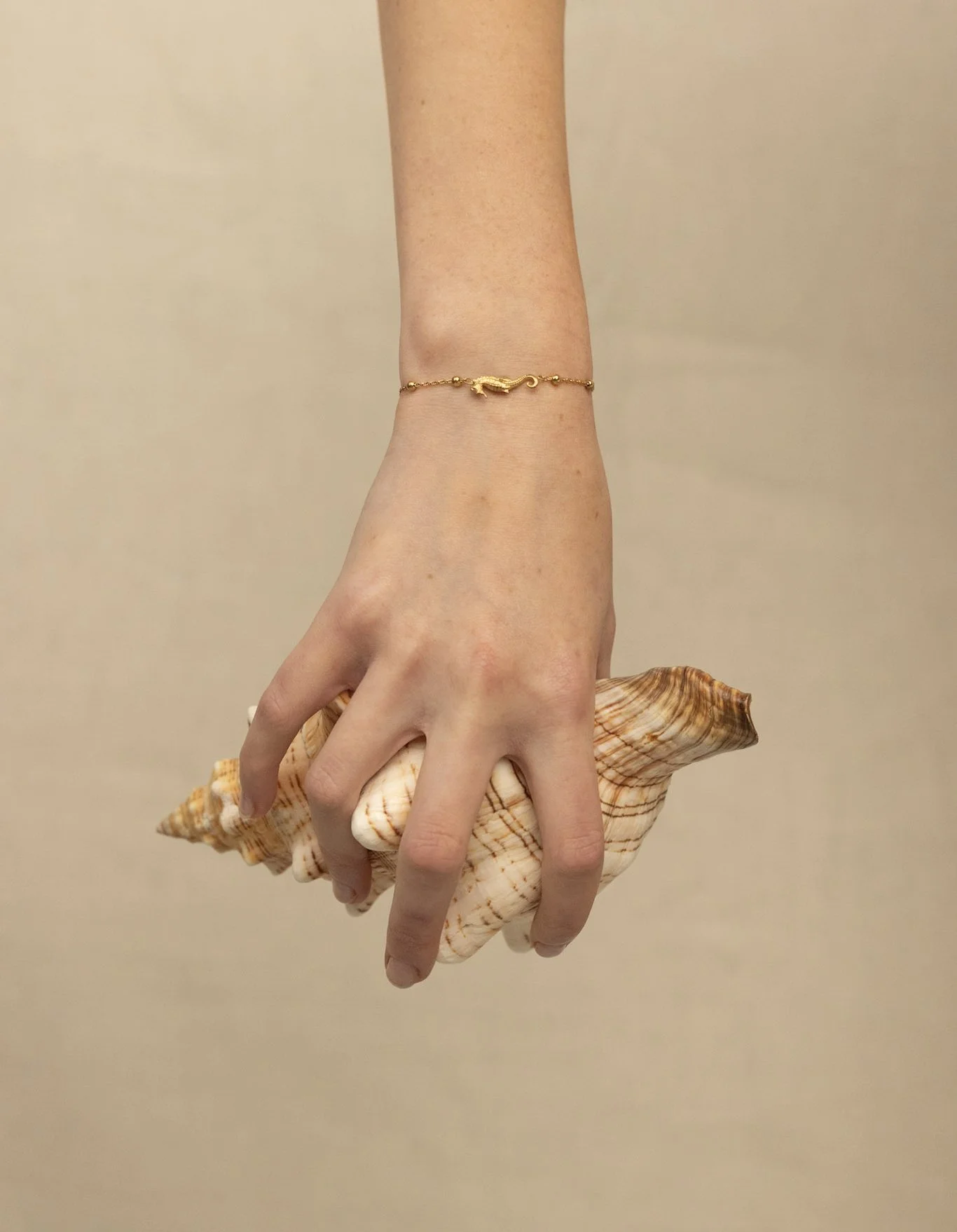 DEV26NEMI18 Nova ~ seahorse bracelet GLD.jpg