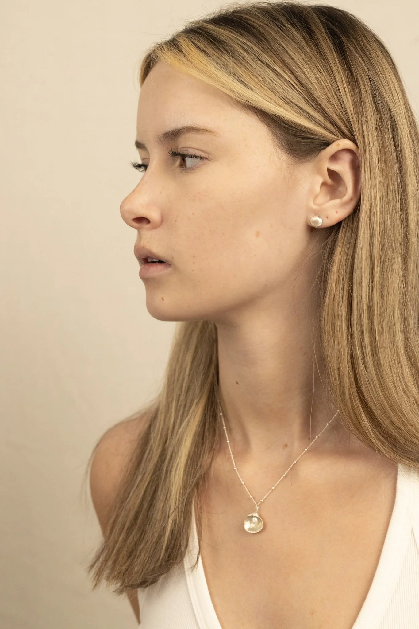 DEV26NEMI09 Mia ~ shell studs SLV 8.jpg