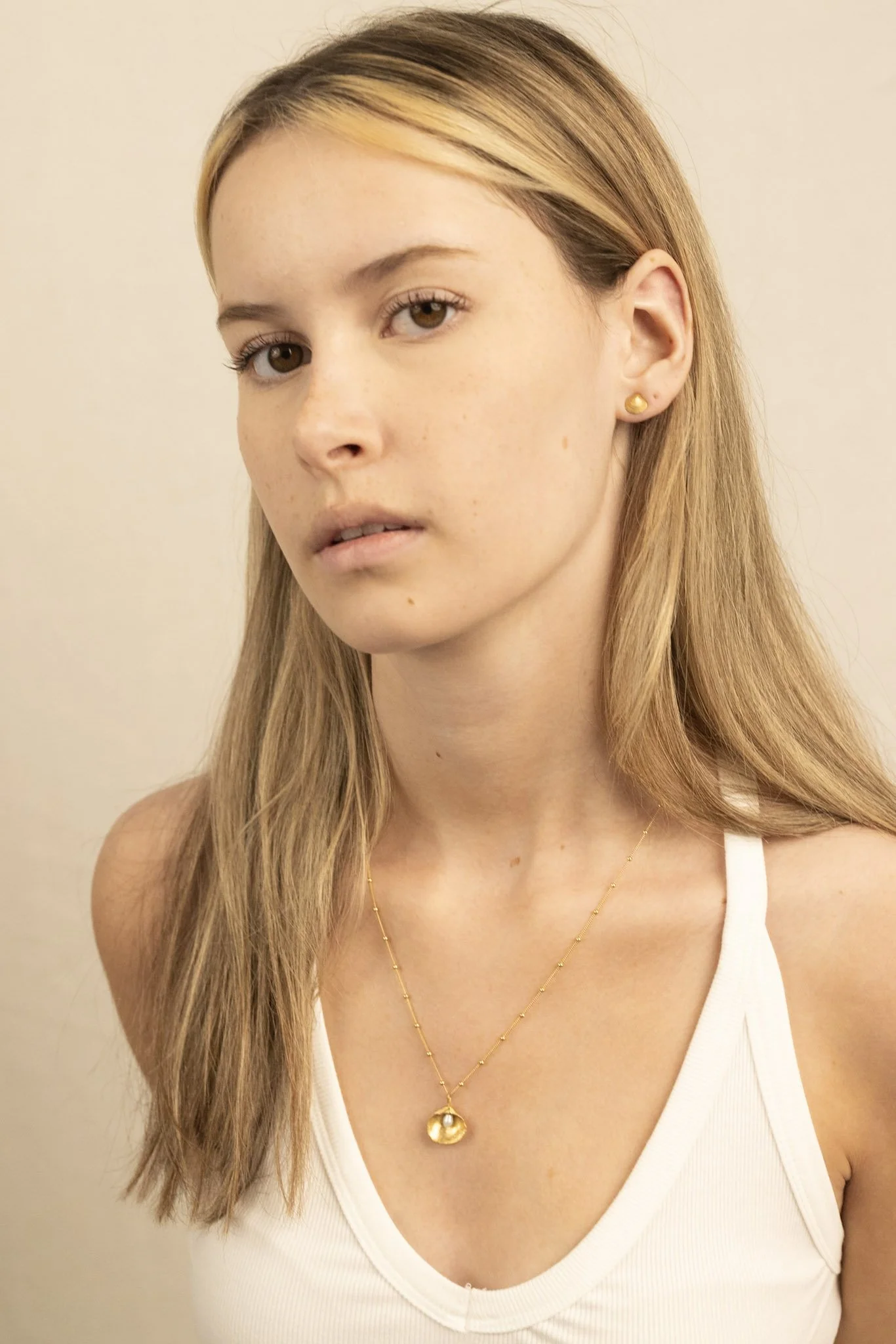 DEV26NEMI09 Mia ~ shell studs GLD 3.jpg