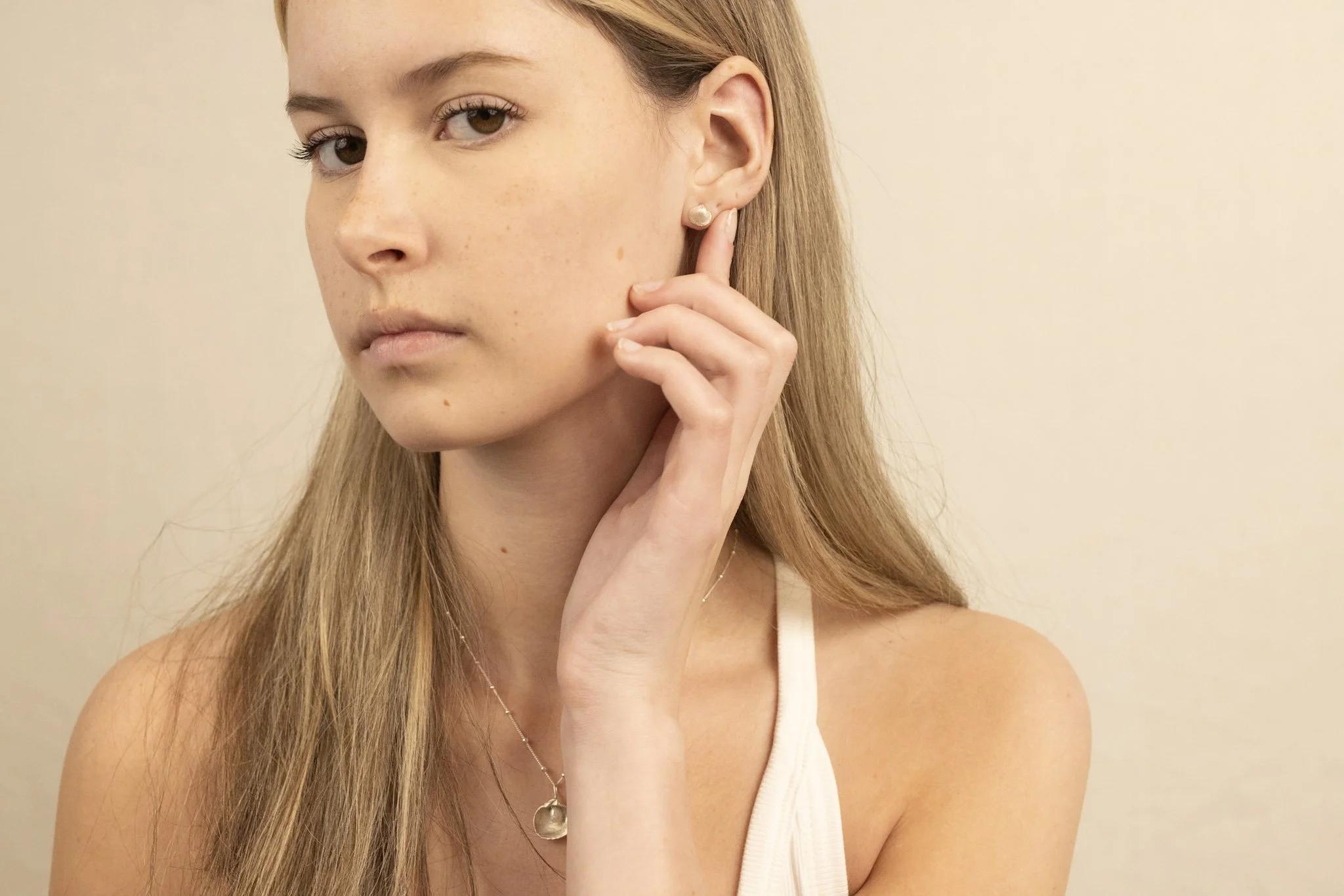 DEV26NEMI09 Mia ~ shell studs SLV 5.jpg