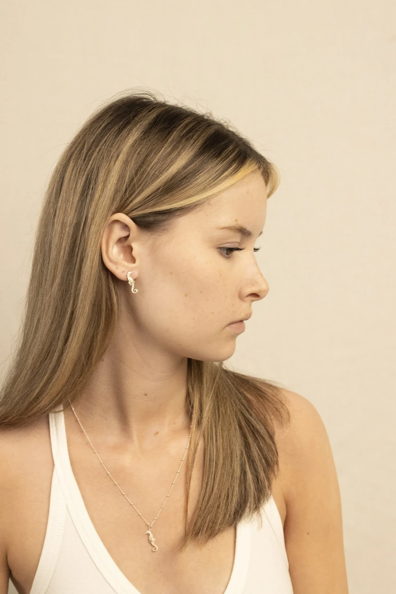 DEV26NEMI23 Ran ~ seahorse necklace SLV 1.jpg