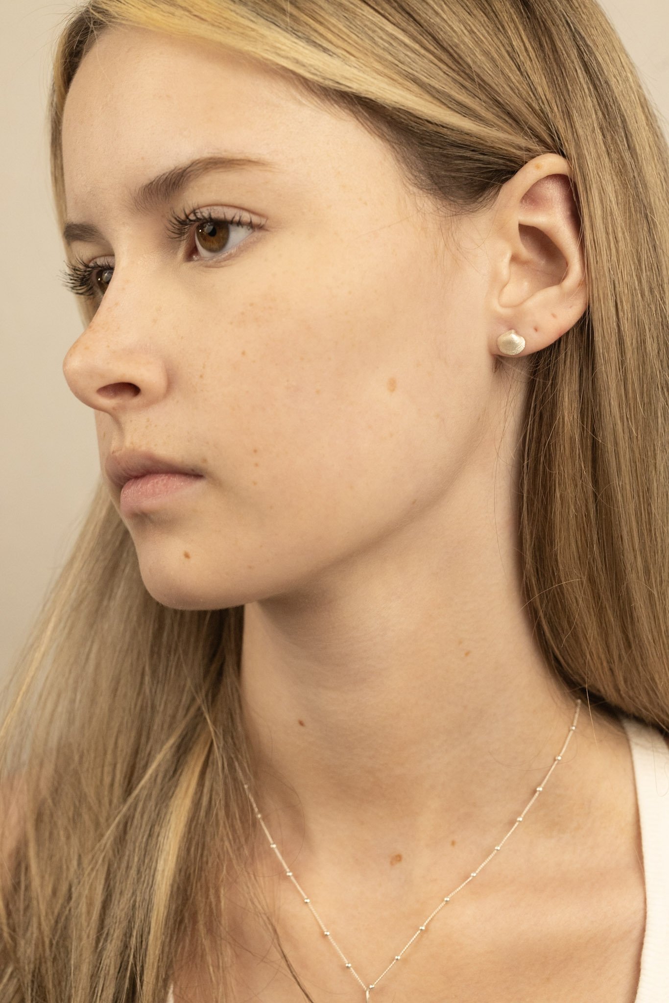 DEV26NEMI09 Mia ~ shell studs SLV 1.jpg