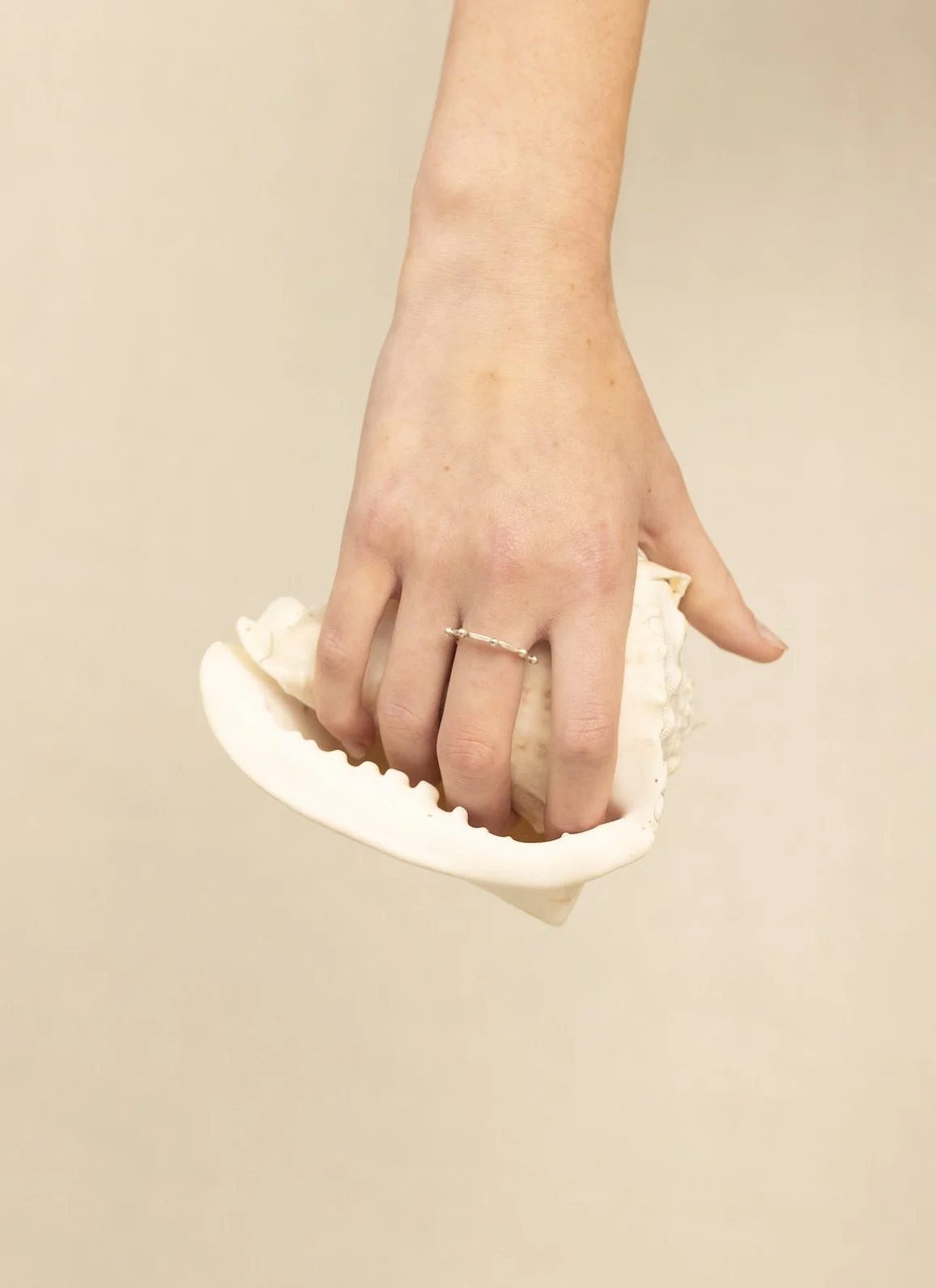 DEV26NEMI32 Gracie ~ band ring SLV 1.jpg