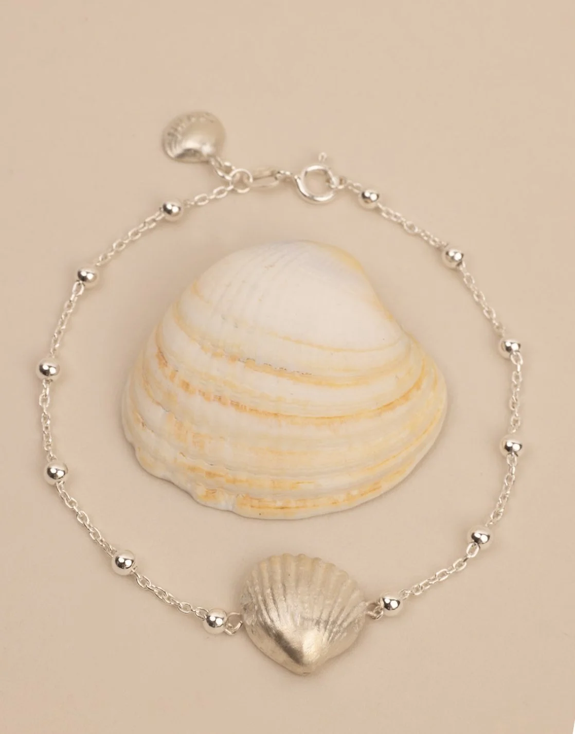 DEV26NEMI20 Zoe ~ shell bracelet SLV 2.jpg