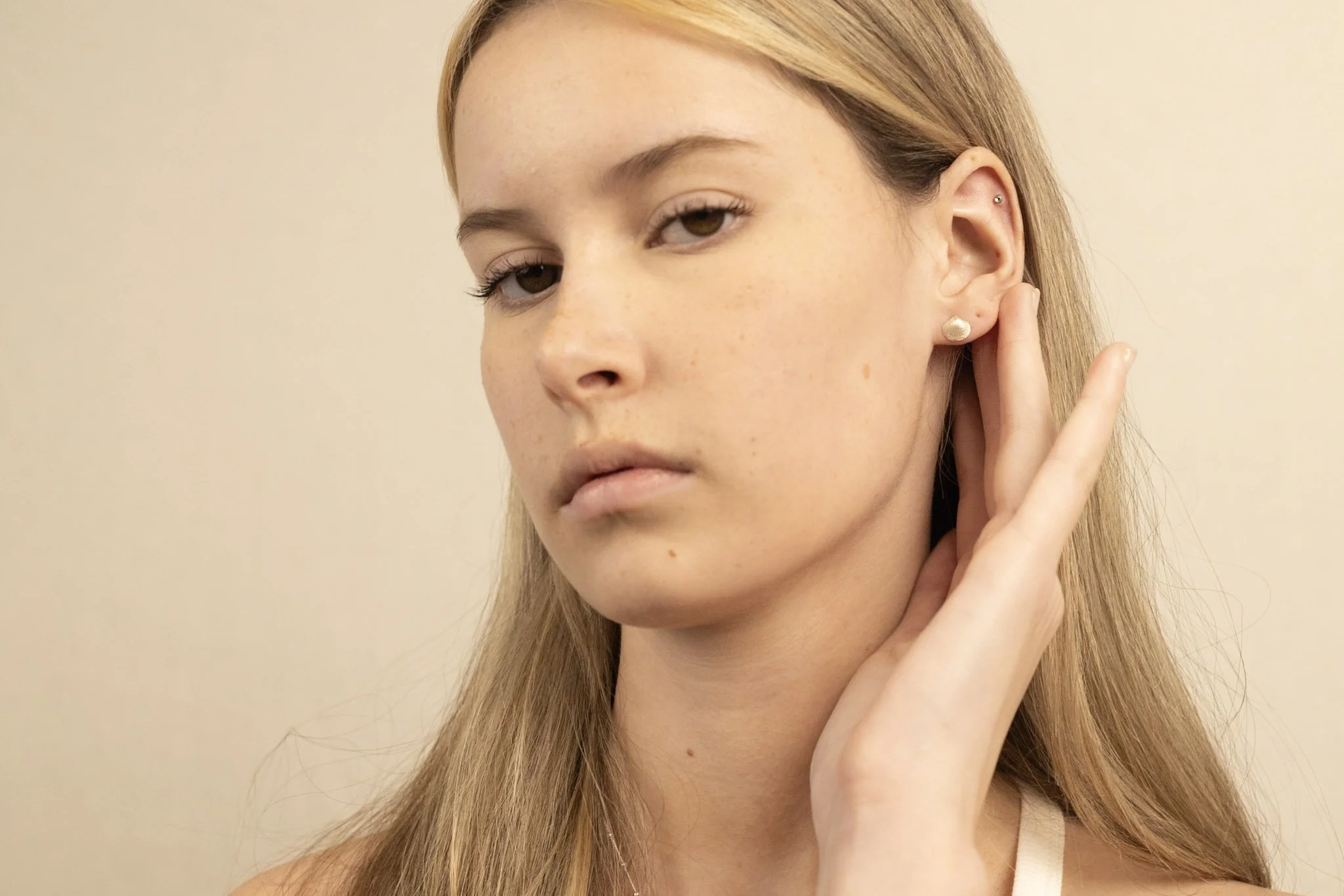 DEV26NEMI09 Mia ~ shell studs SLV 6.jpg