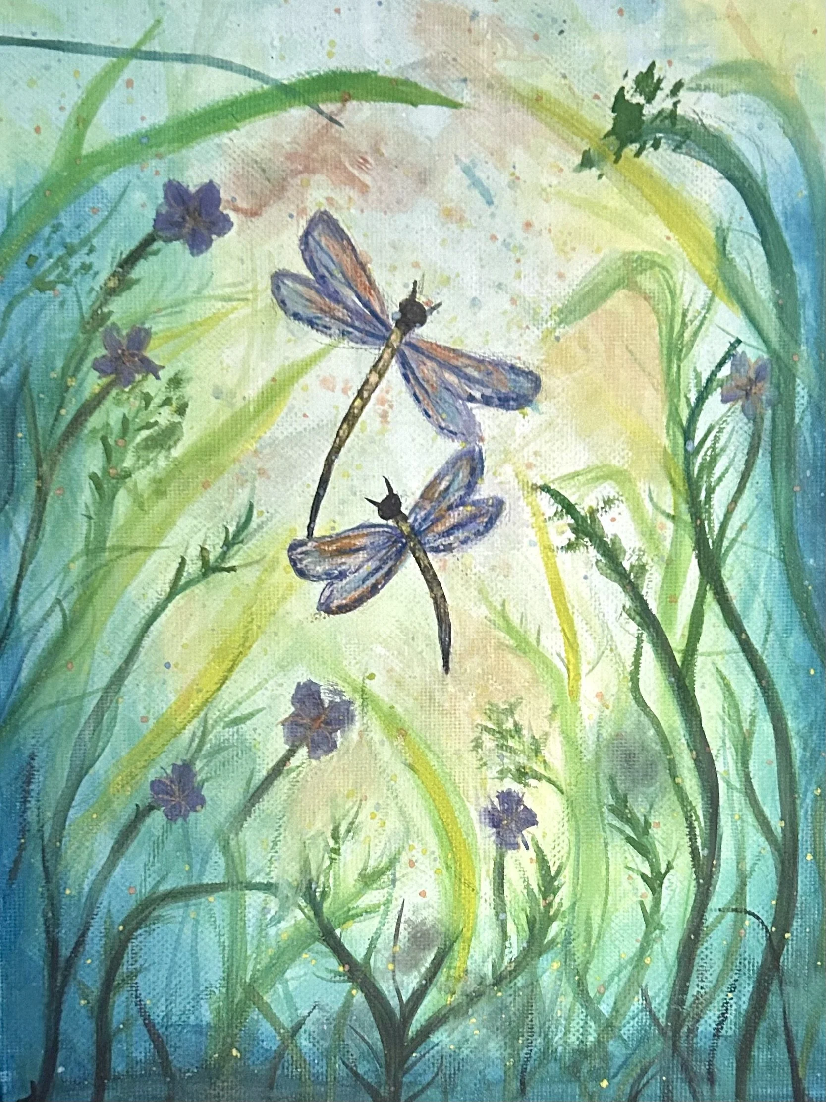 Pintura artística de un paisaje con juncos y libélulas en tonos verdes y azules.