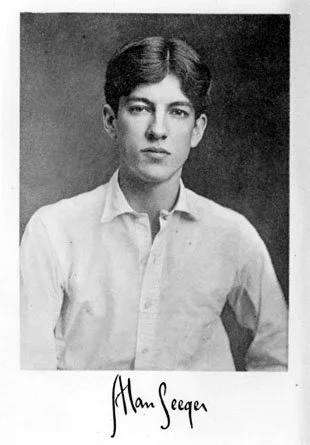Portrait en noir et blanc d'un jeune homme portant une chemise blanche, avec une signature en bas.