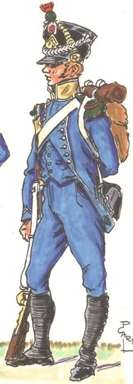Soldat napoléonien en uniforme bleu, portant un chapeau orné d'une cocarde, avec un sac à dos et un fusil.
