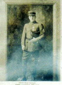 Portrait d'un soldat militaire en uniforme, assis, dans un cadre.