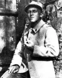 Photo en noir et blanc d'une personne en uniforme militaire, portant un casque, dans un contexte historique.