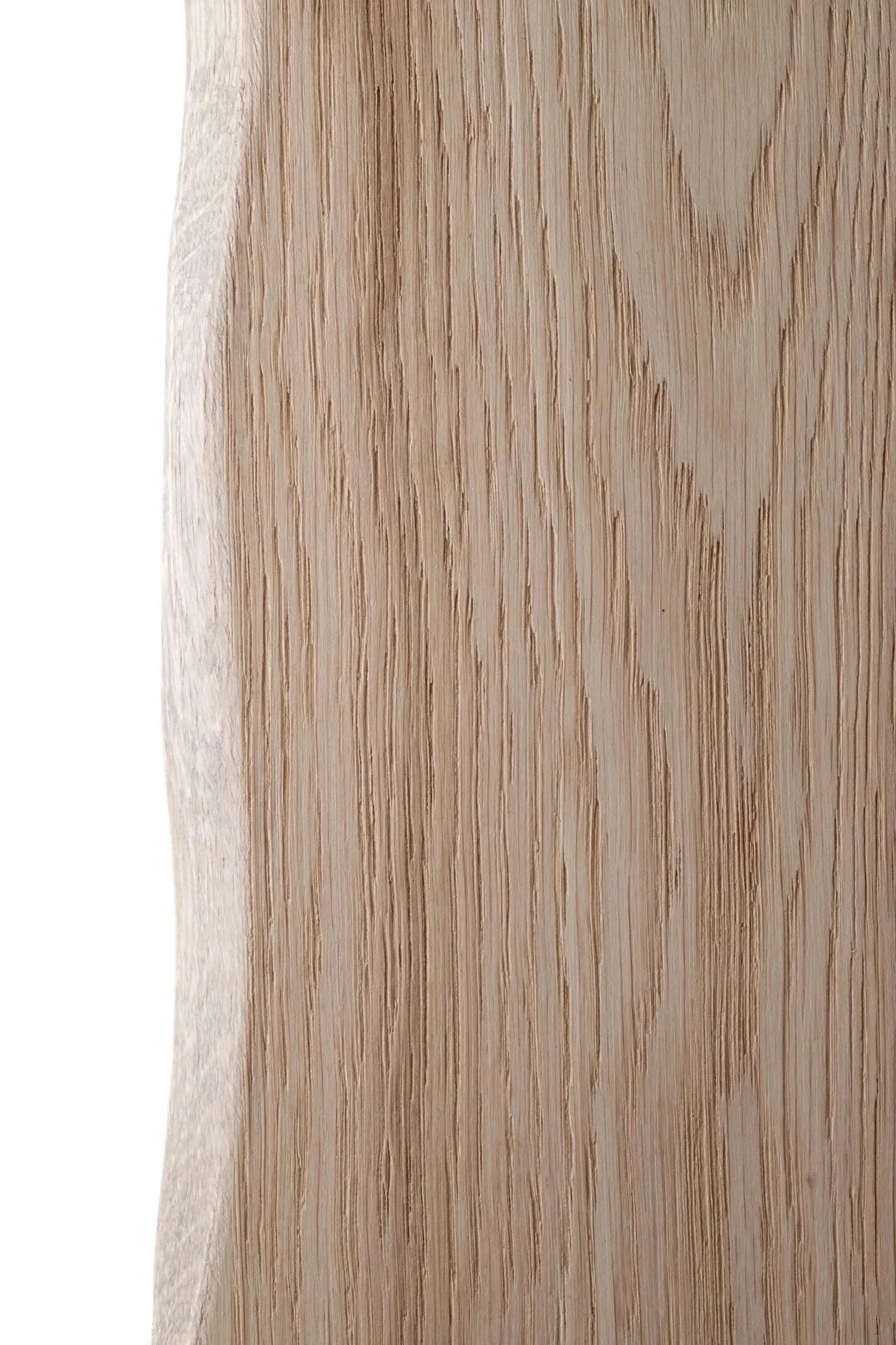 houtzagerij voor natuurlijk eikenhouten planken op maat en een bevestiging die is ingefreesd