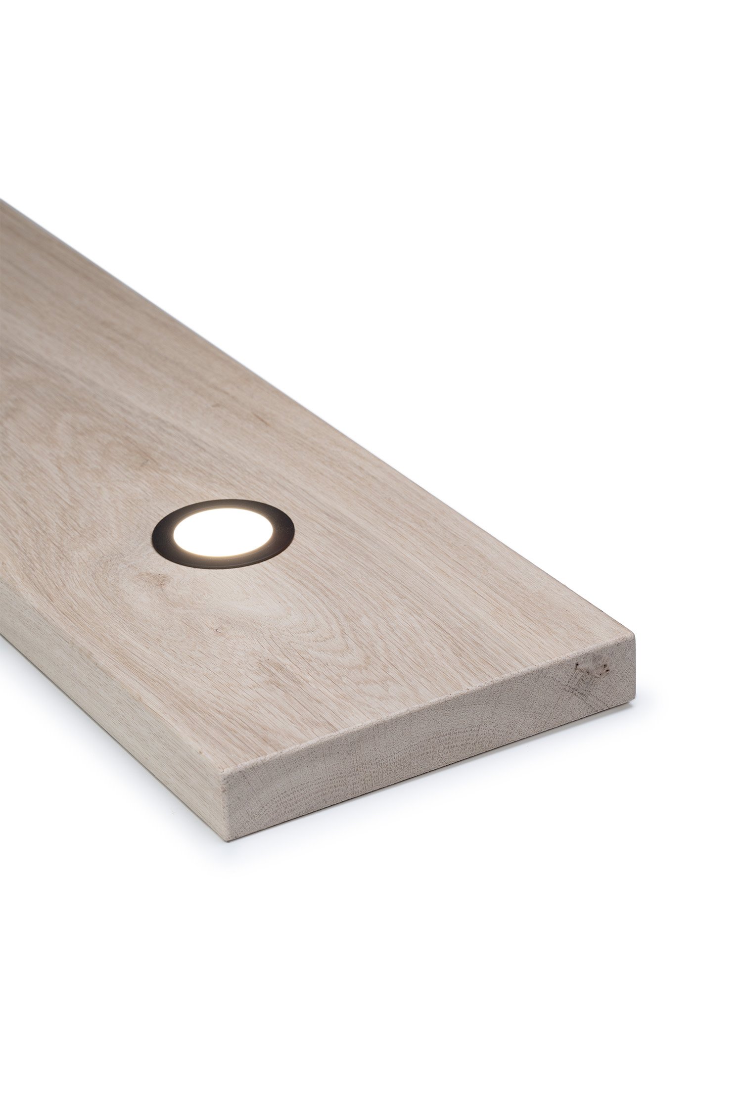 zwevende eiken wandplank boven de tv meubel als decoratie tegen witte muur