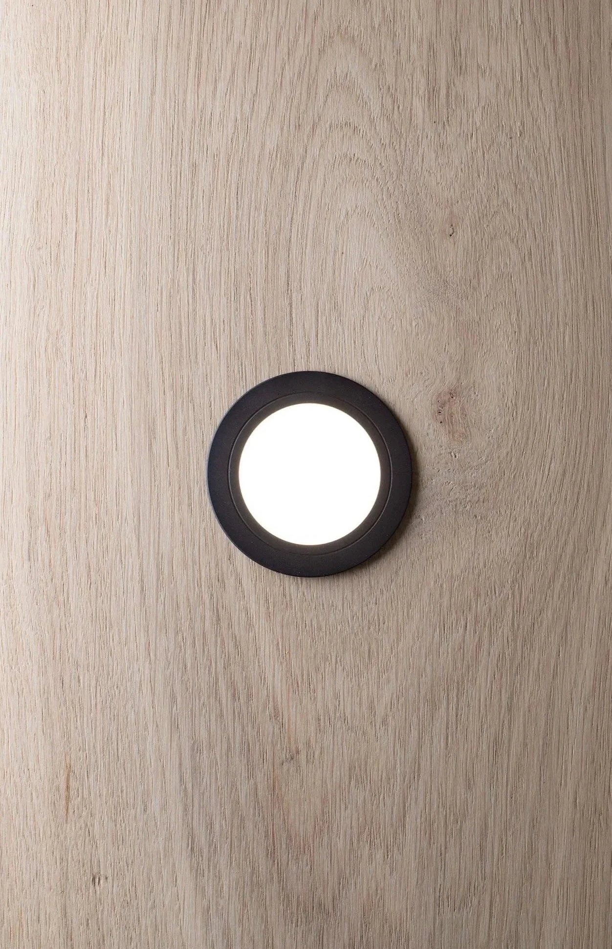 eikenhout geschaafd als boekenplank met sfeer licht