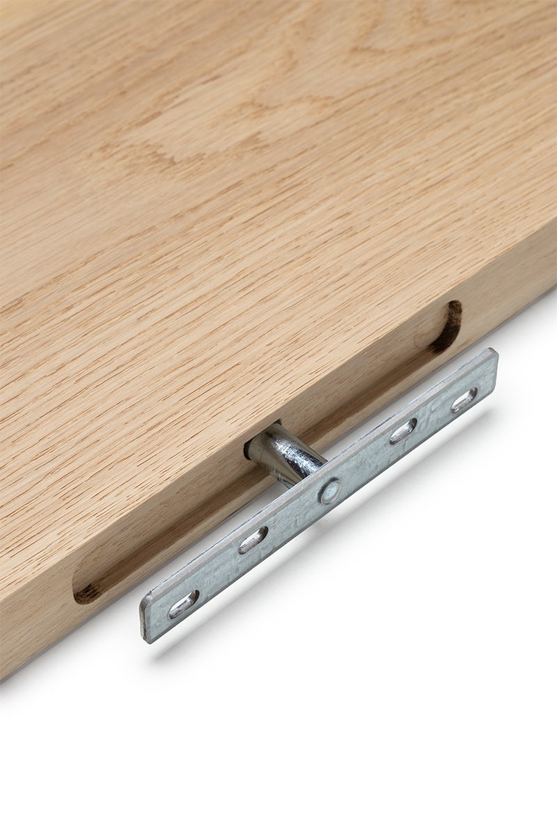 eiken afdekking voor op het toilet met een bevestiging die goed is weggewerkt