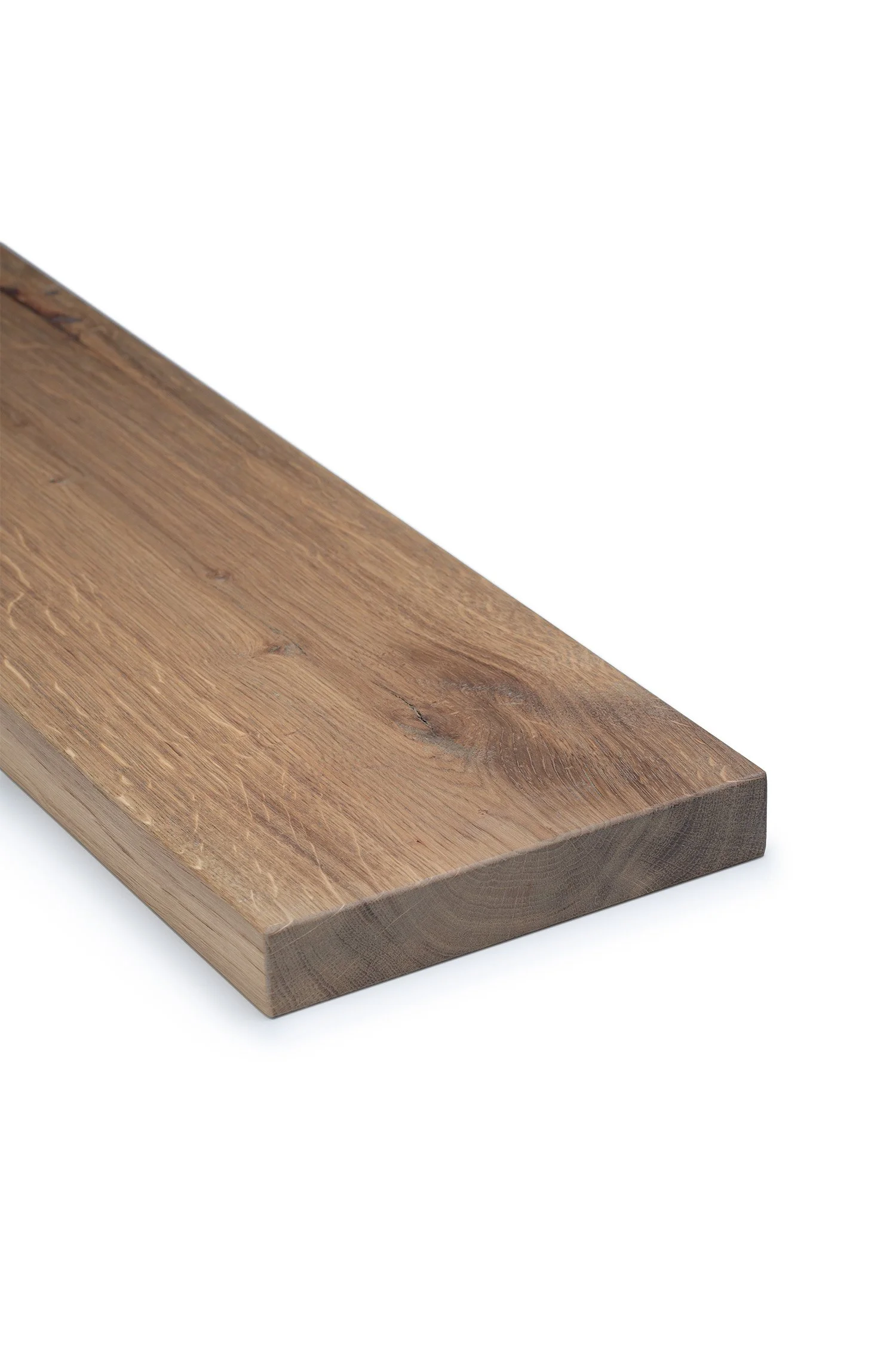 houten plank met warme kleur en duidelijk houtstructuur met onzichtbaar ophangsysteem in de woonkamer interieur