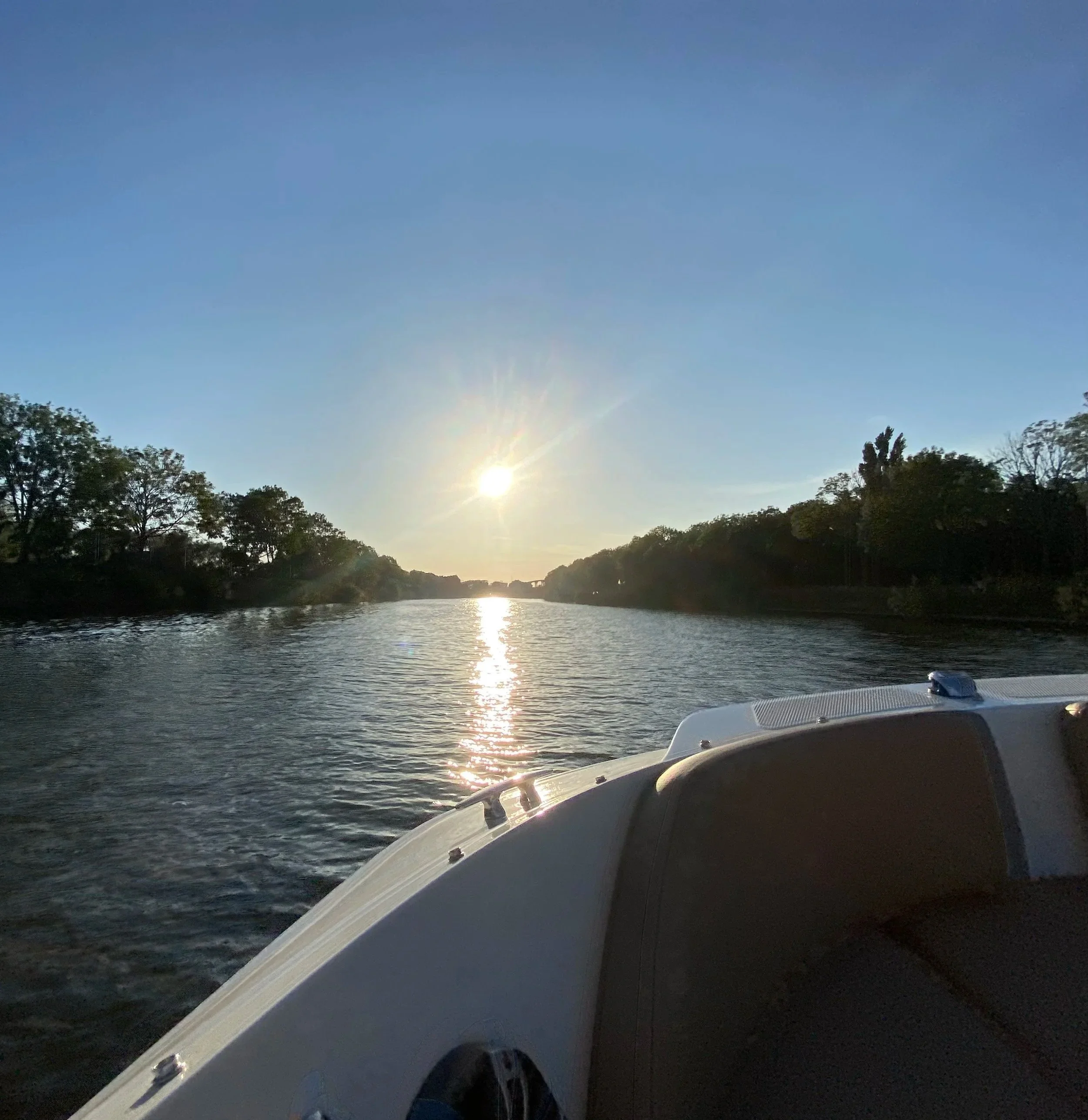 Uitzicht op de Schelde in regio Gent bij een mooie zonsondergang, tijdens de wakeboard/watersport rondvaart. 