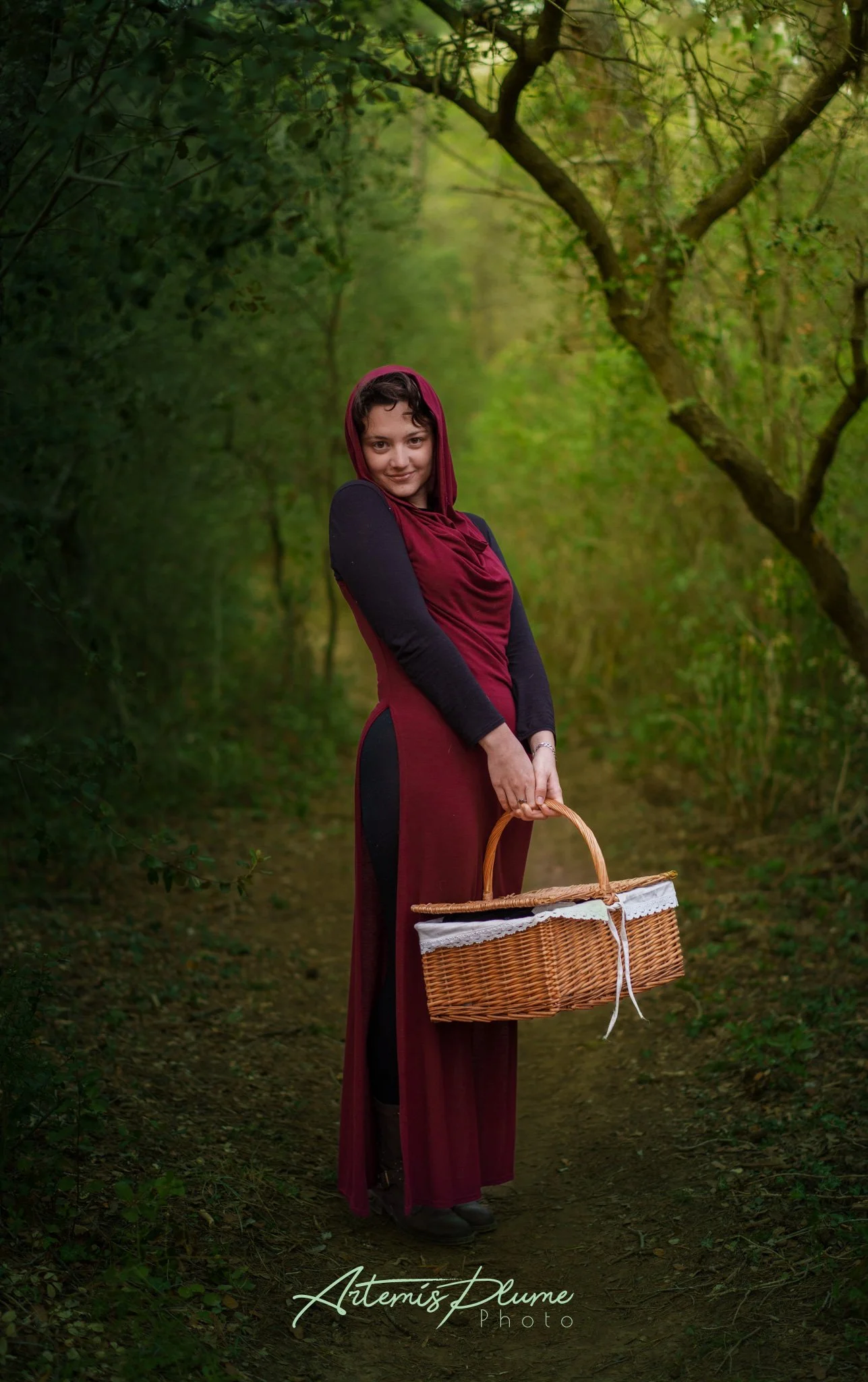 Photo d'une femme avec capuche rouge et un panier dans une forêt