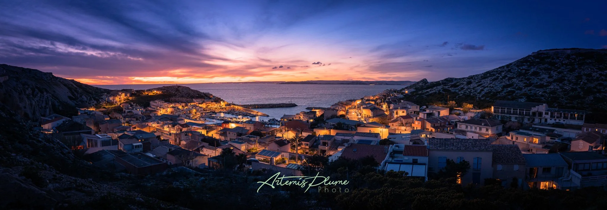 Photo panoramique des Goudes à Marseille après le coucher de soleil