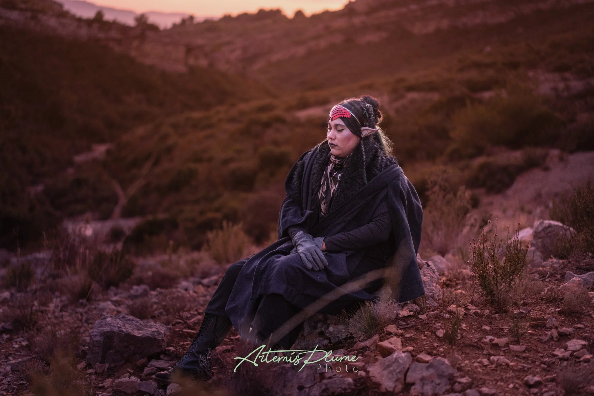 Photo d'une femme assise en costume d'elfe sombre