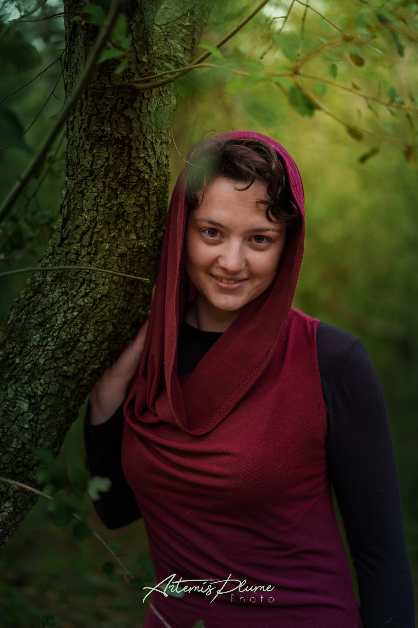 Photo d'une femme avec capuche rouge dans une forêt