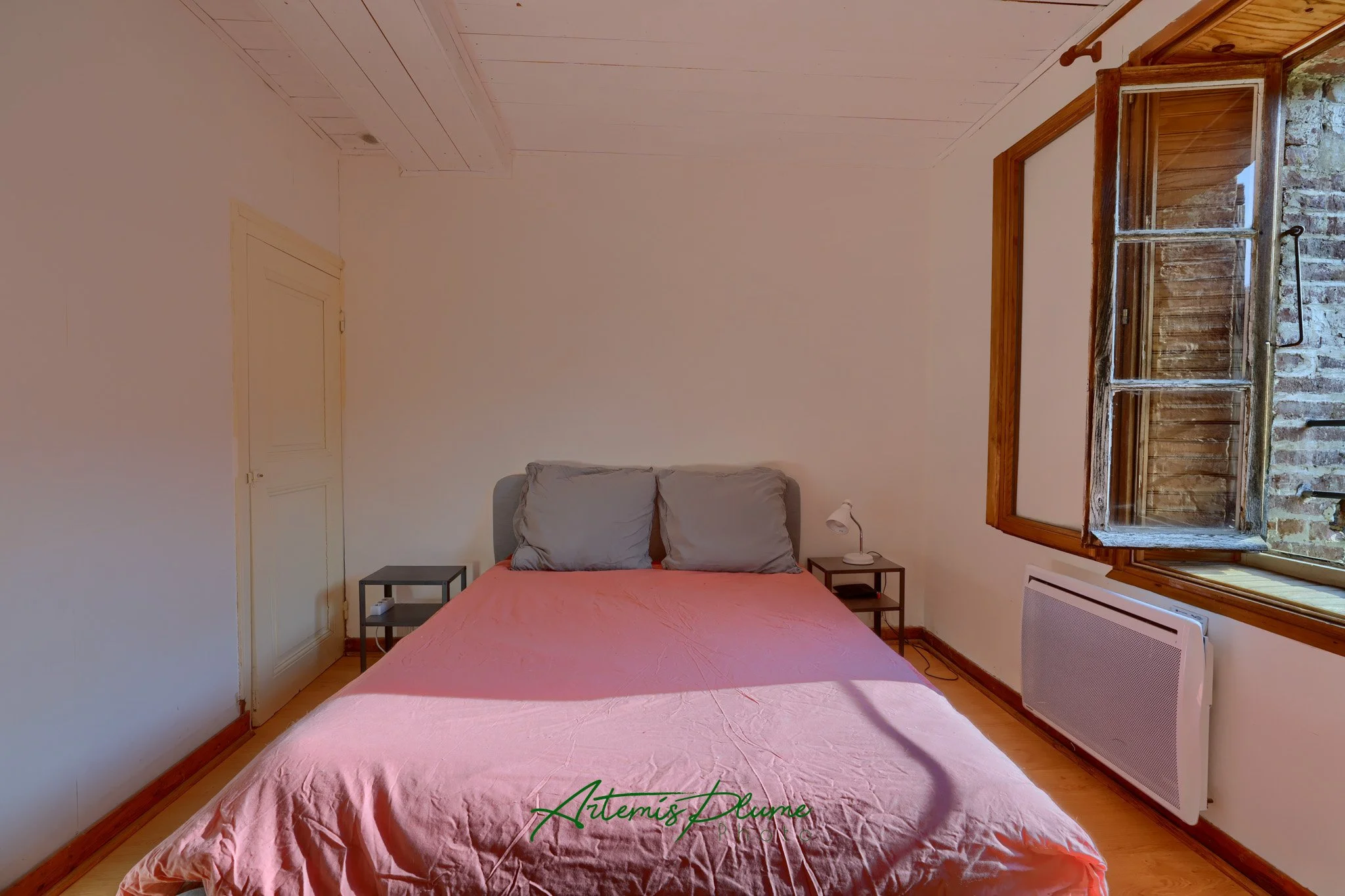 Photo d'une chambre dans une maison montagnarde