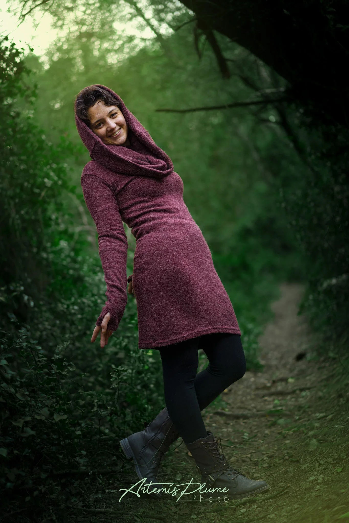 Photo d'une femme avec capuche rouge dans une forêt