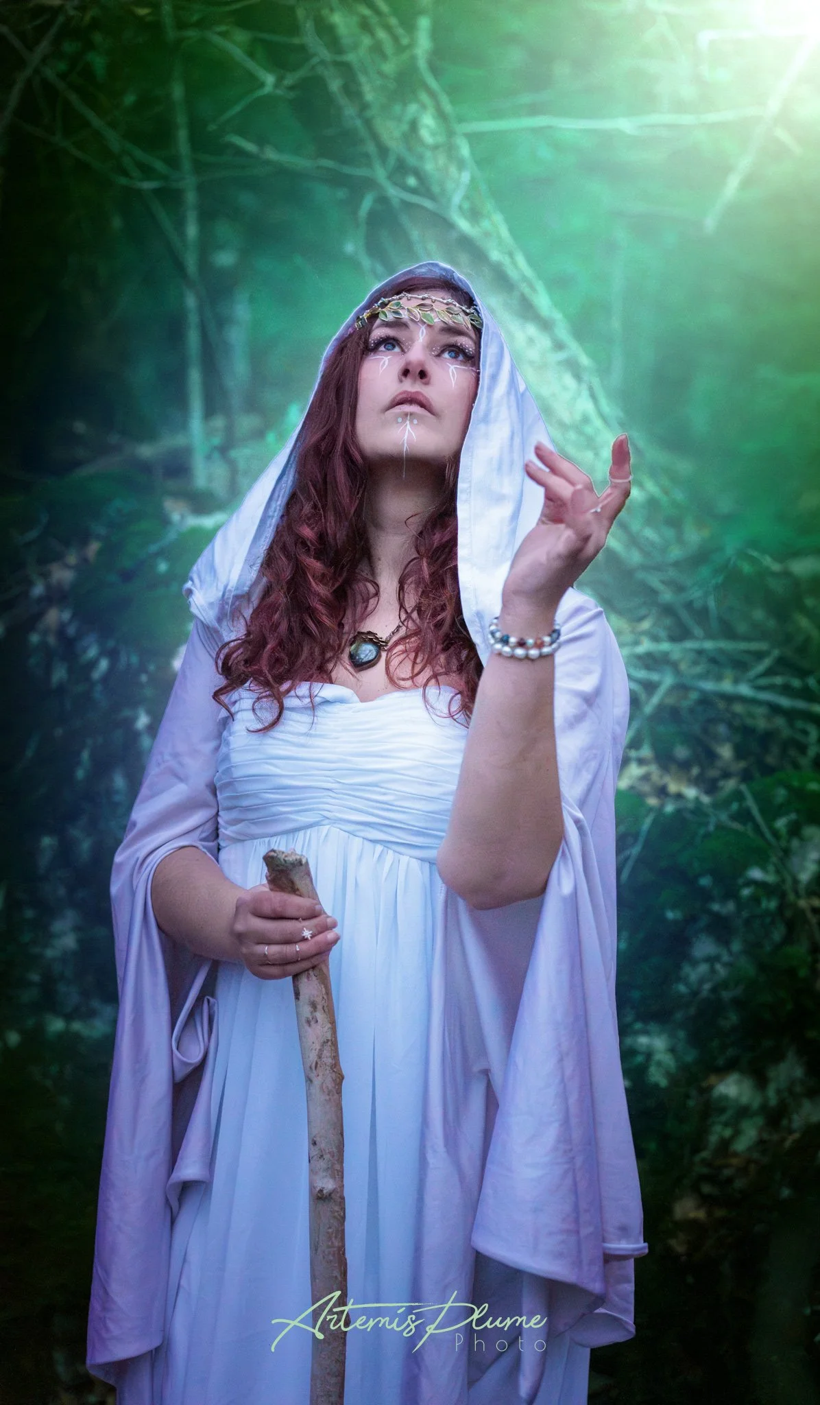 Photo d'une femme en costume d'elfe
