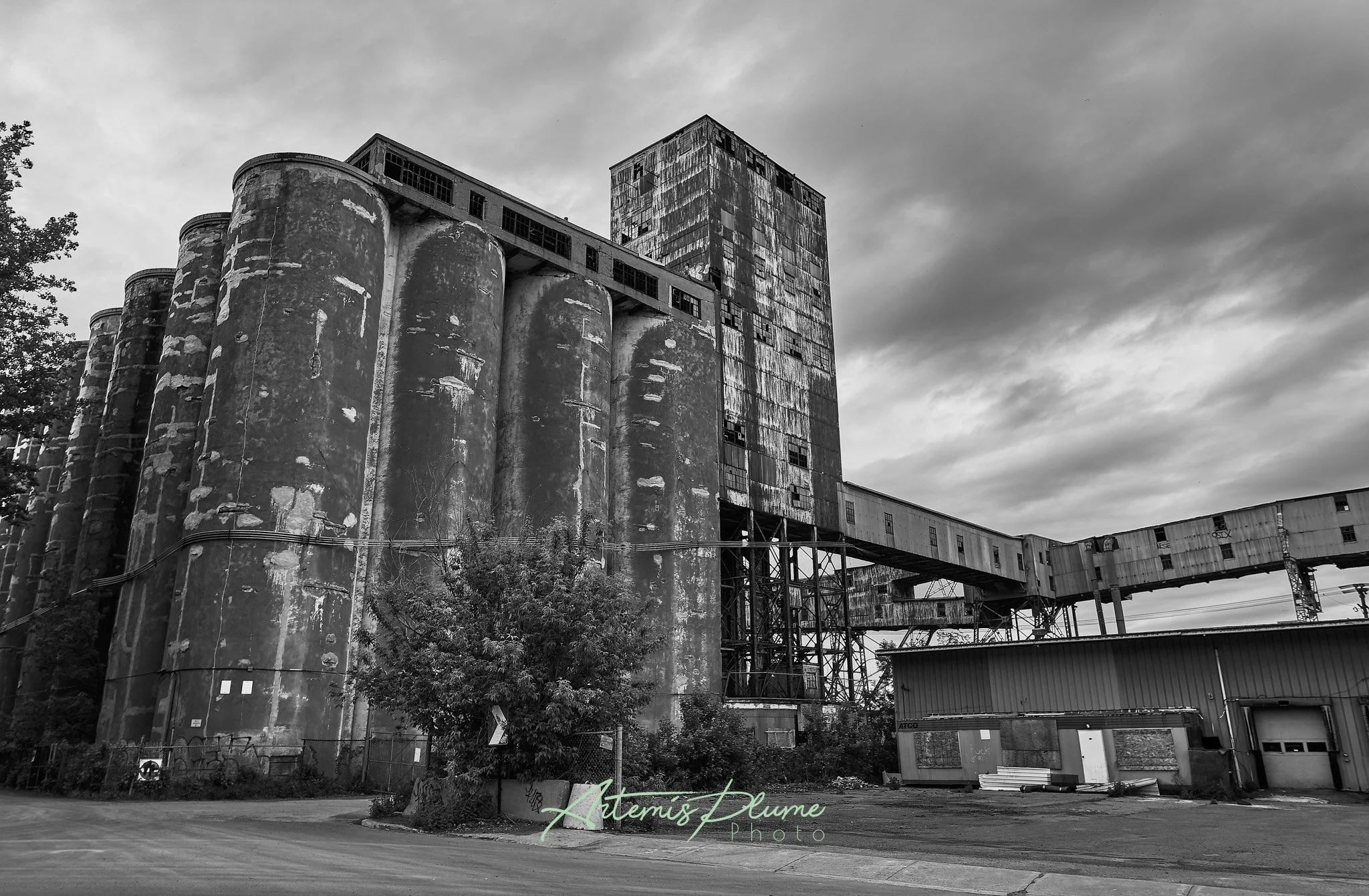 Photo en noir et blanc d'une usine désaffectée à Montréal