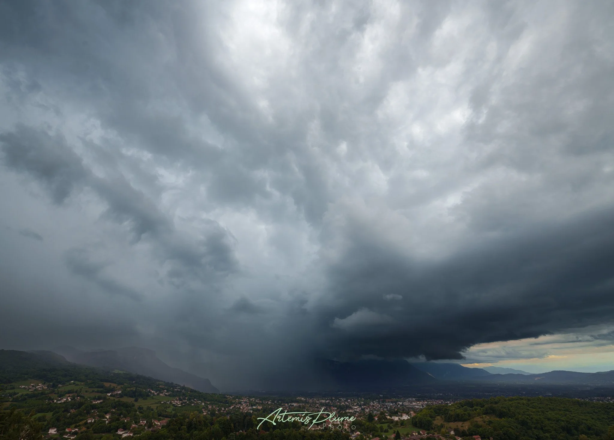 Vue en grand angle d'une cellule orageuse au dessus de Voiron