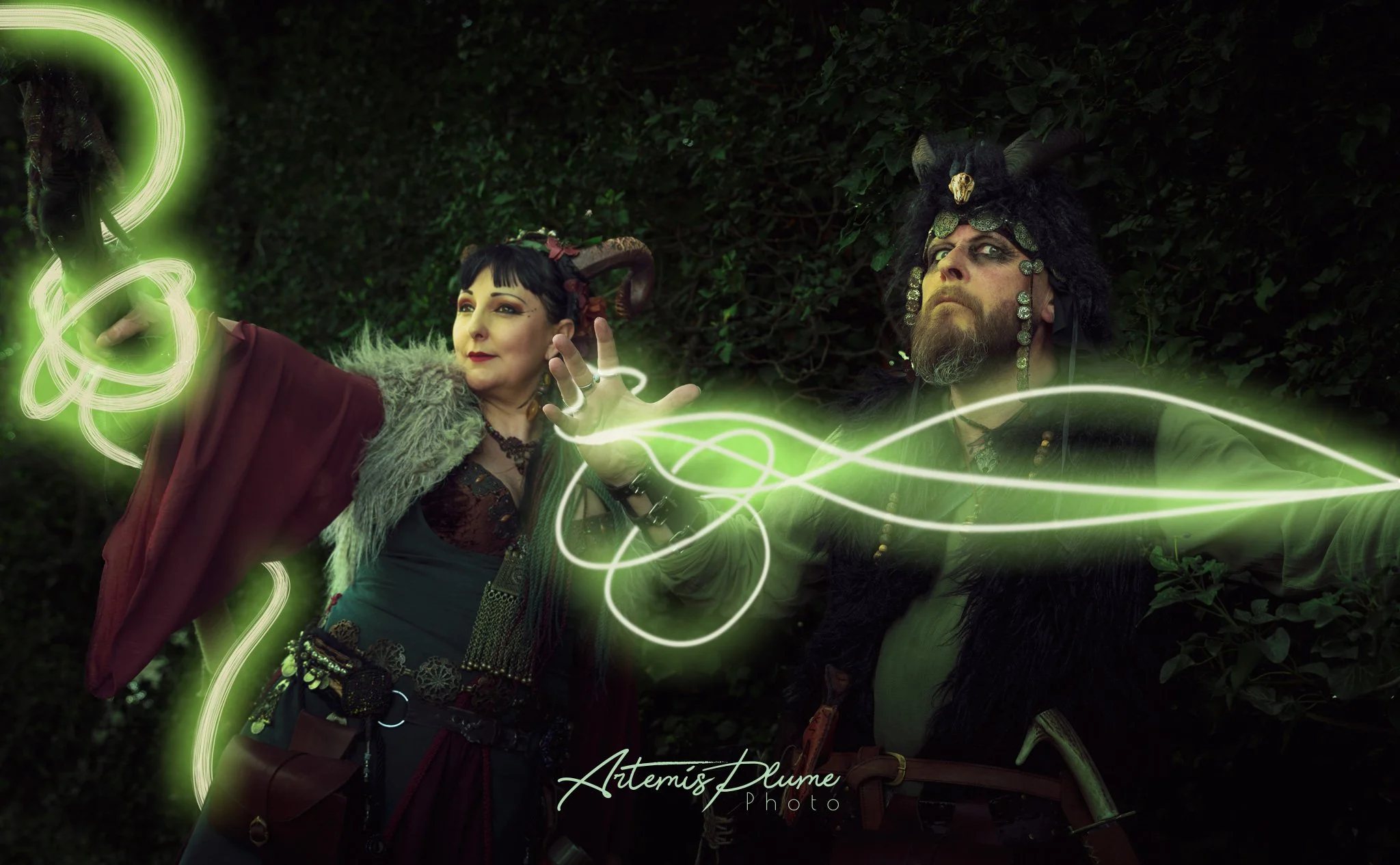 Photo d'une femme et d'un homme en costume de faune, manipulant de l'énergie verte