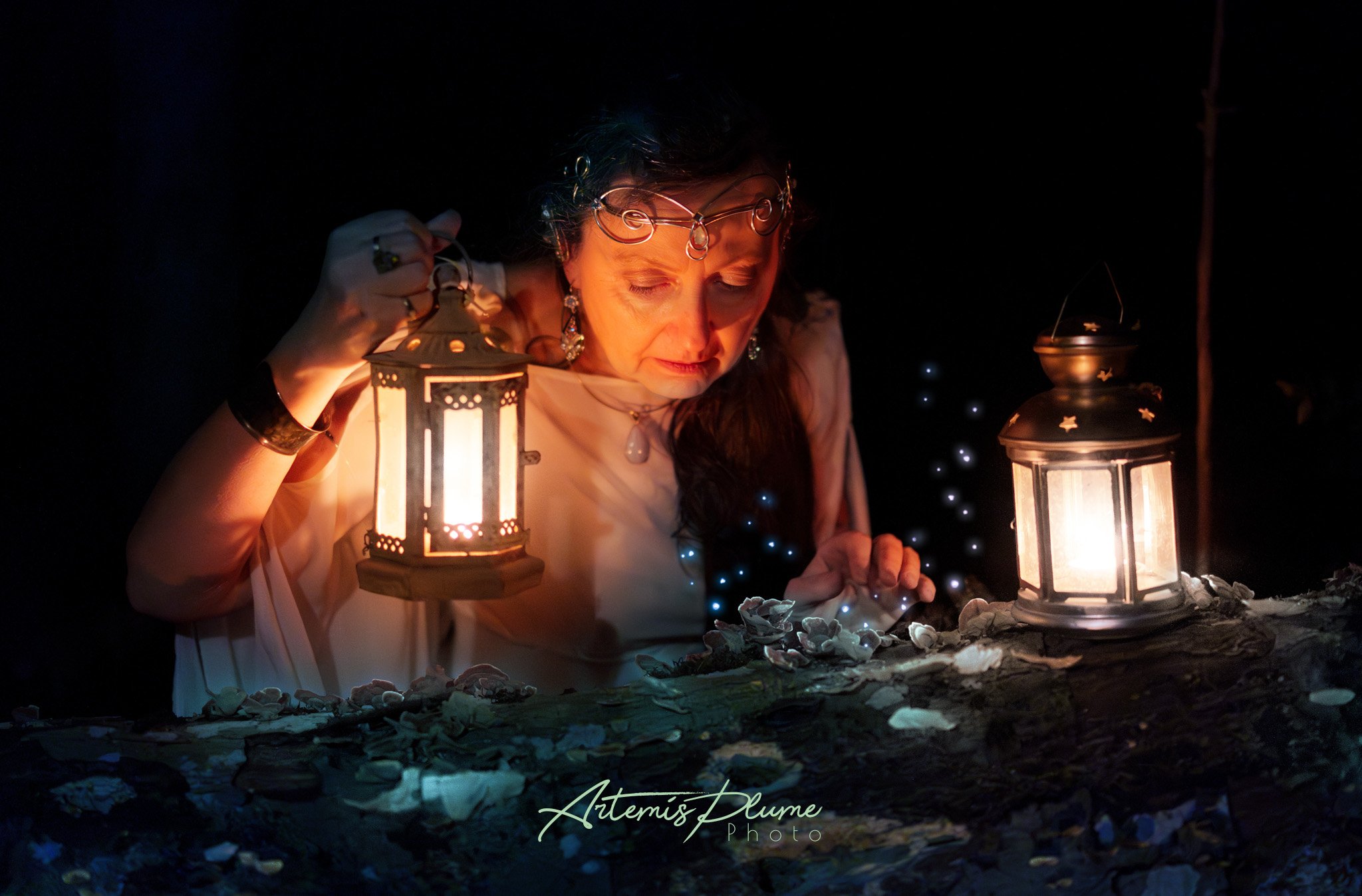 Photo d'une femme en costume d'elfe, inspectant des champignons bioluminescents 