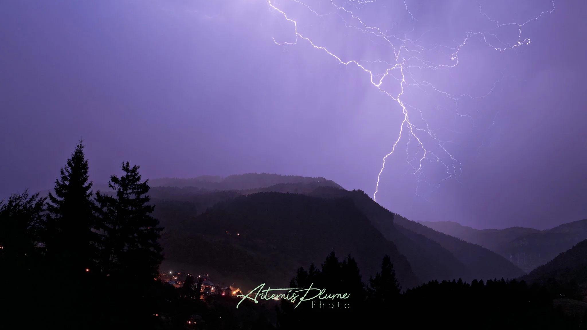 Eclair durant un orage nocturne sur Saint Pierre de chartreuse