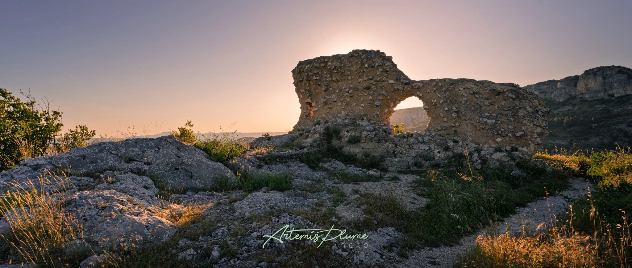 Photo panoramique d'une ruine provencale en contre-jour au coucher de soleil