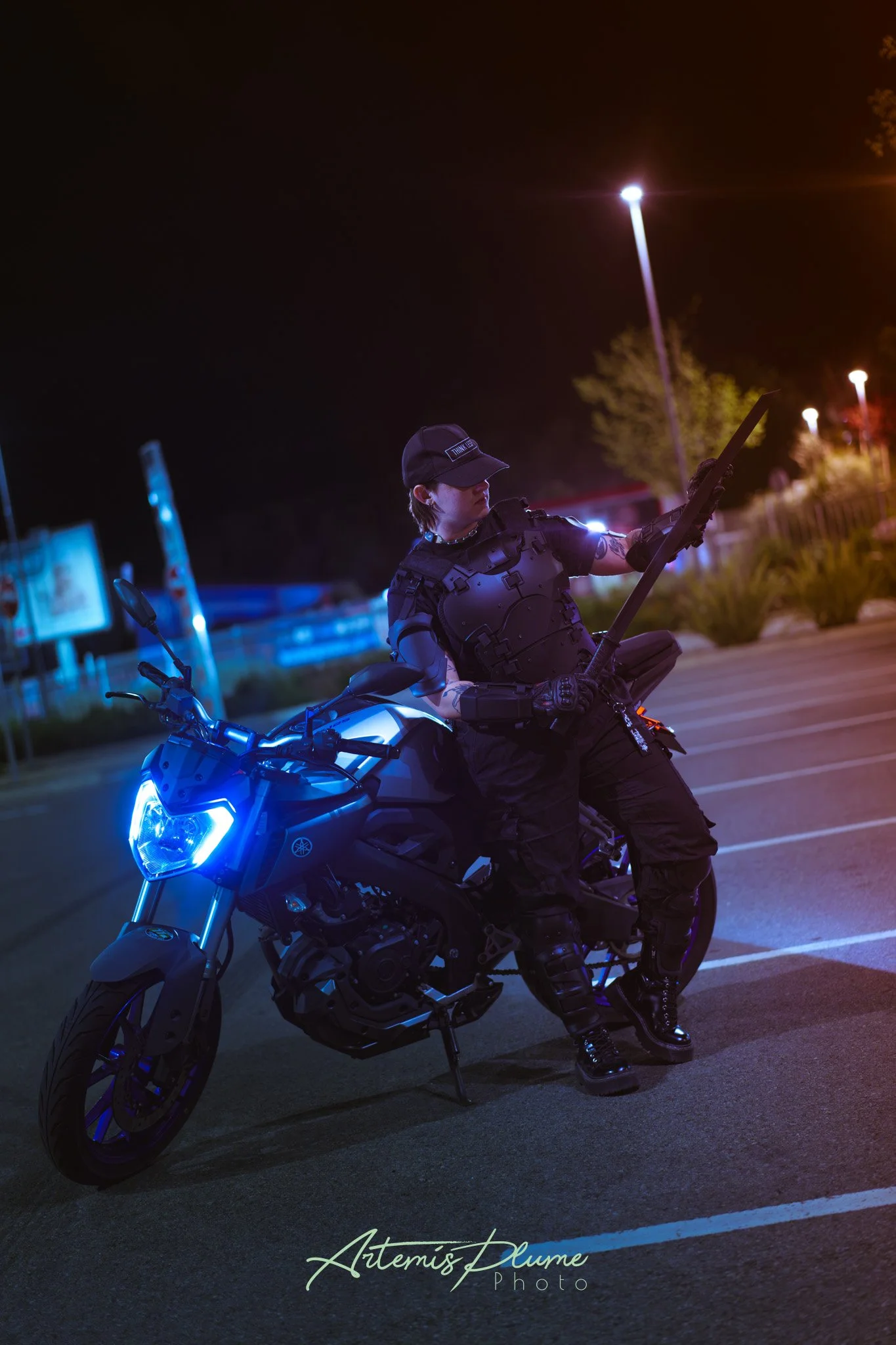 Photo d'une femme en armure moderne sombre sur une moto