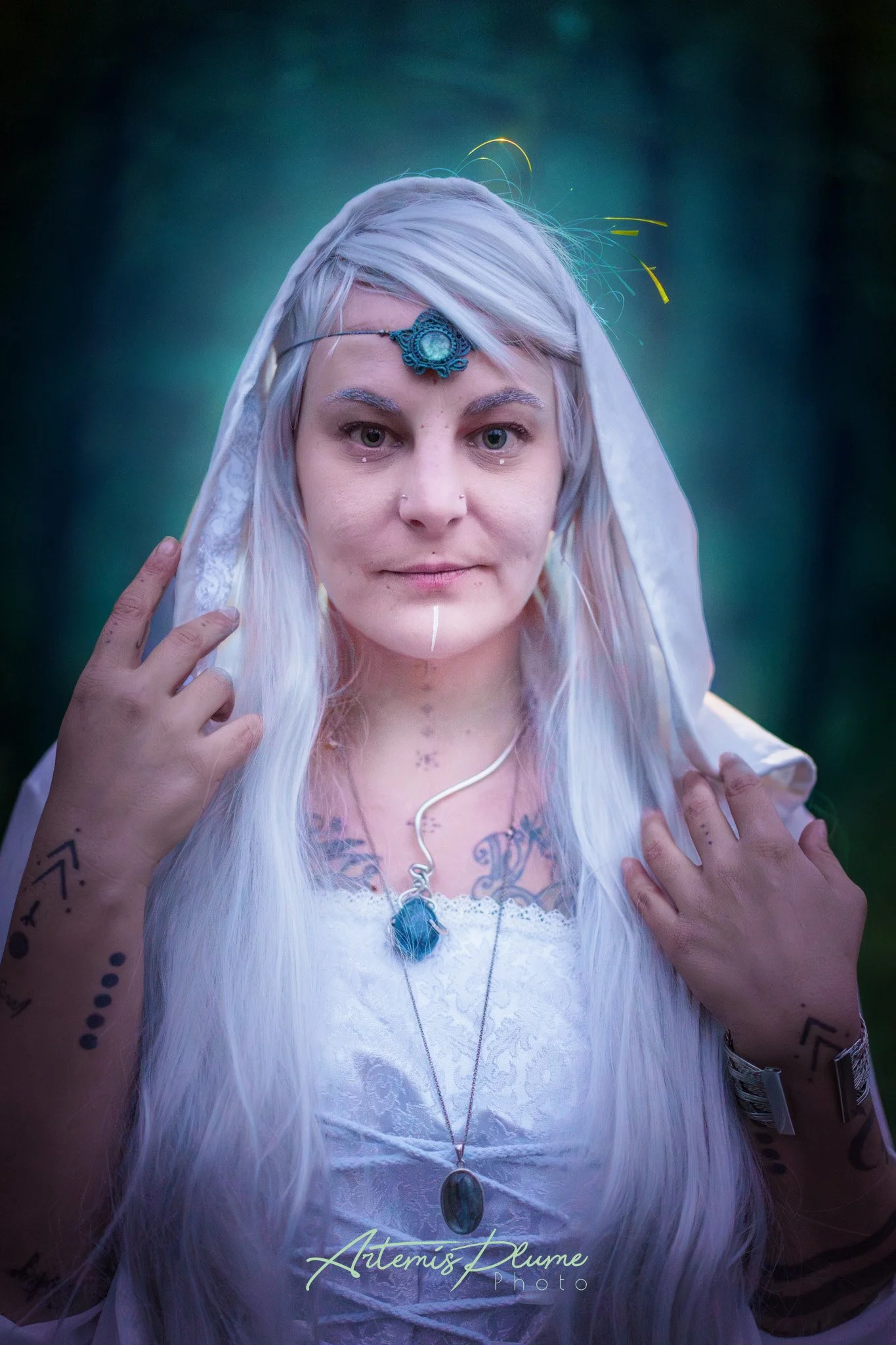 Photo d'une femme en costume d'elfe
